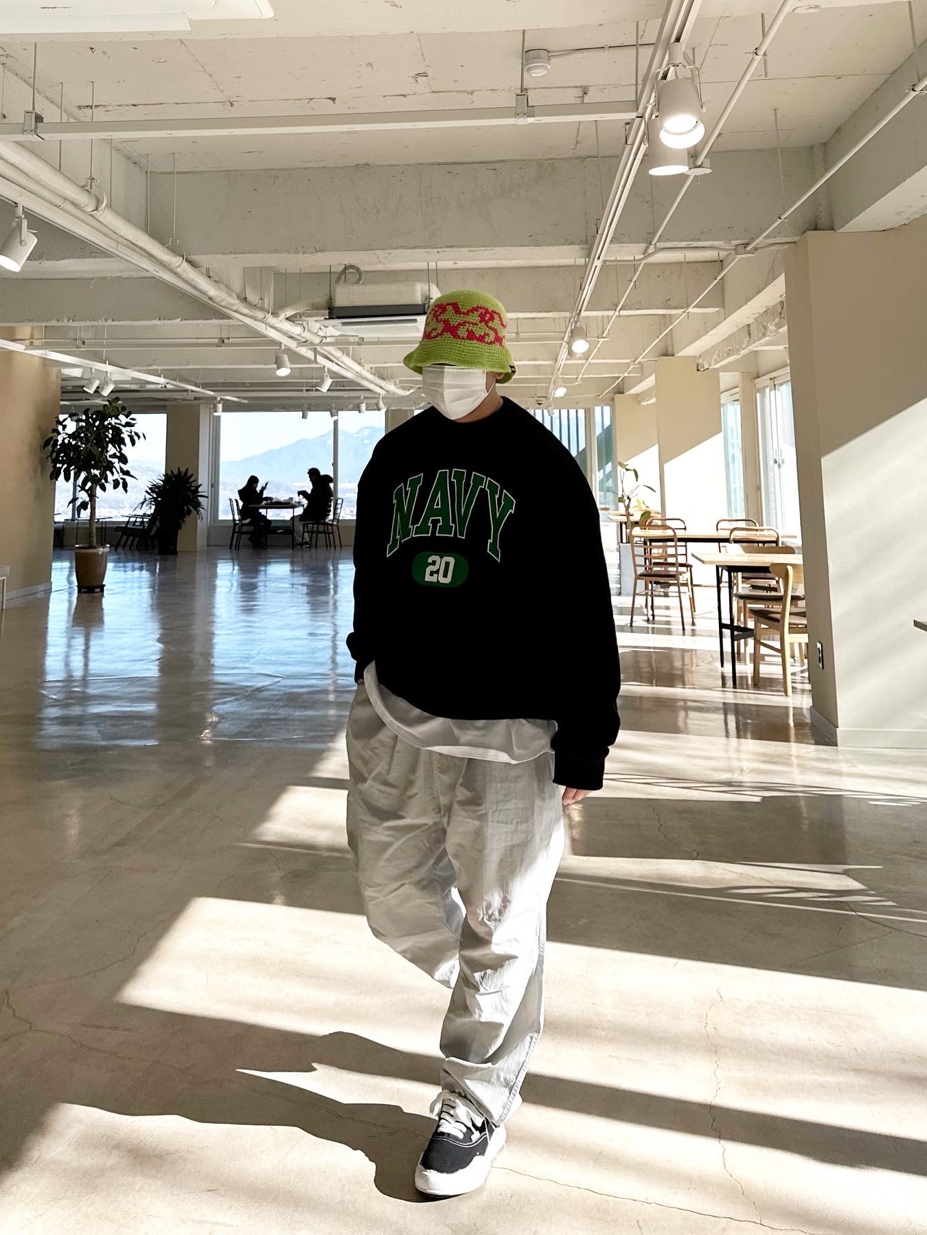 Maison Mihara Yasuhiro Baker OG Sole Canvas Low Cut Sneakers Black, Stussy SS Knit Bucket Hat Lime 착용 스타일 - 1