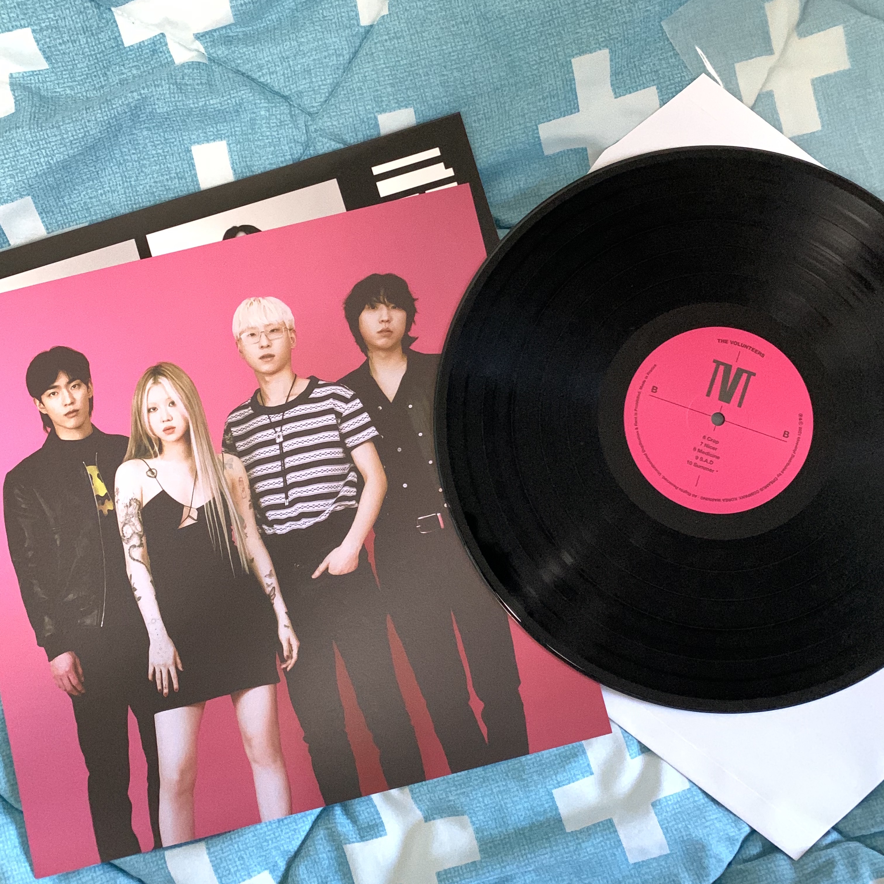 The Volunteers 1st Album LP Black Vinyl 착용 스타일 - 3