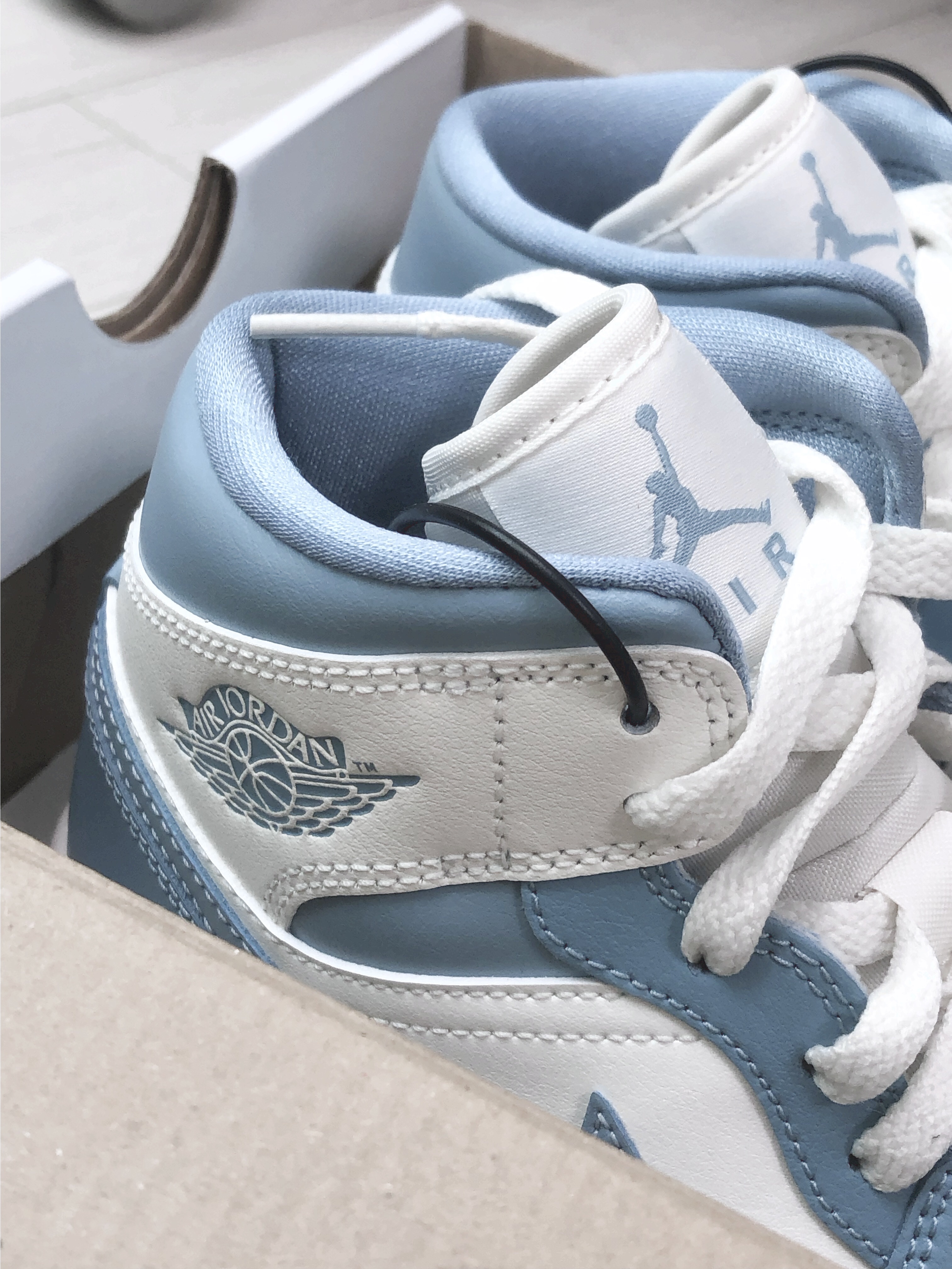 (W) Jordan 1 Mid Sail and Worn Blue 착용 스타일 - 4