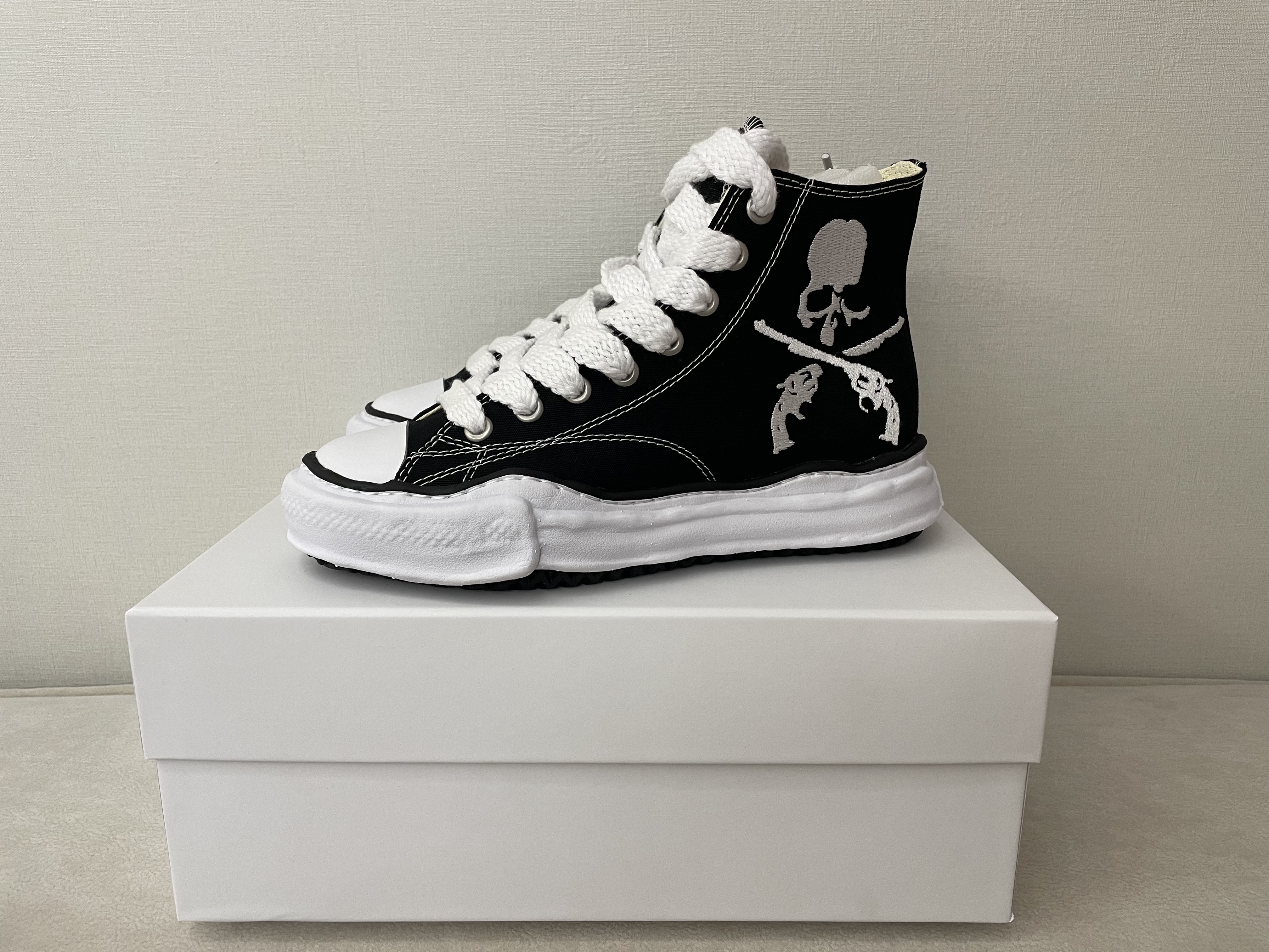 Maison Mihara Yasuhiro x Mastermind x Roar Peterson OG Sole Canvas High-top Sneakers Black White 착용 스타일 - 4