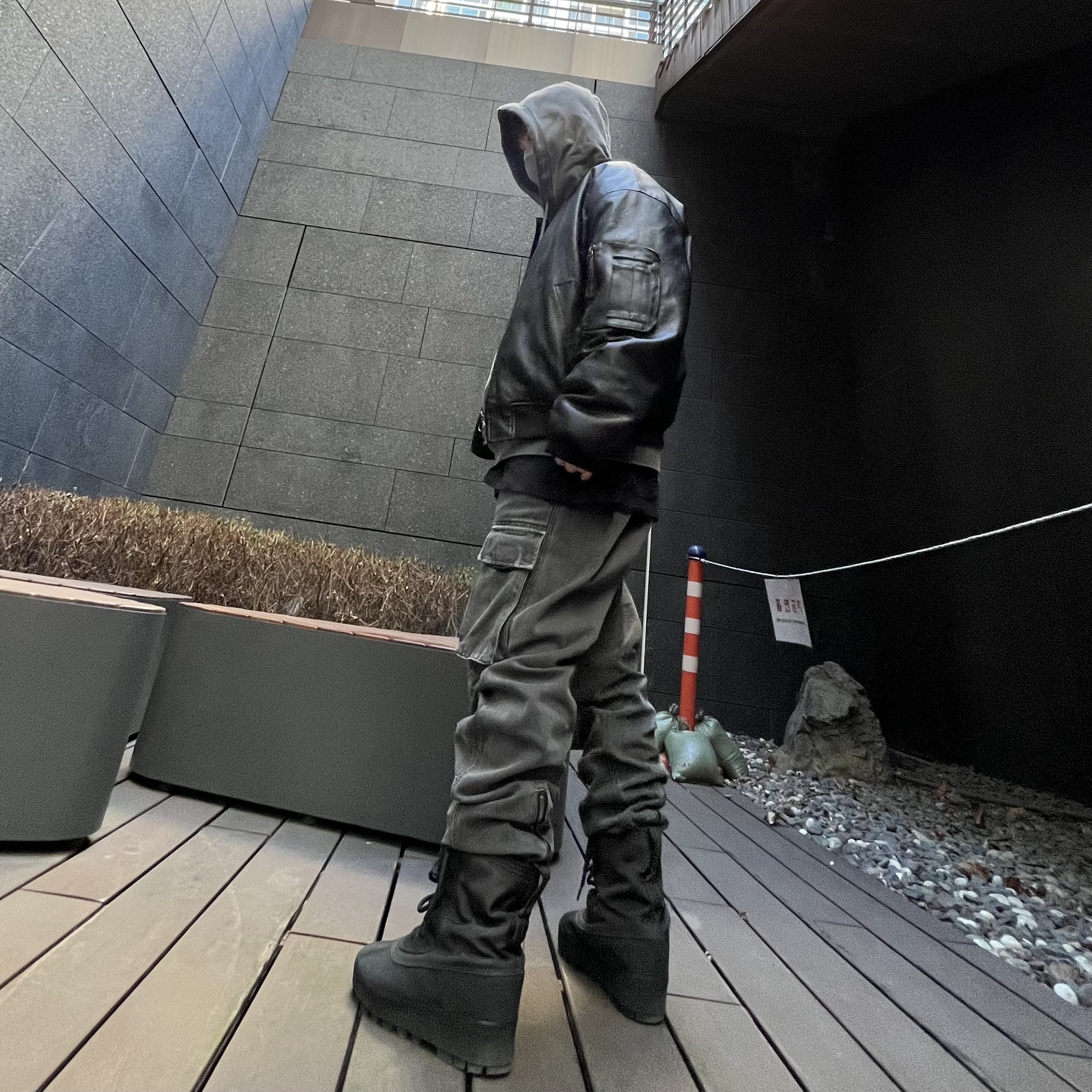 Adidas Yeezy 950 Chocolate 착용 스타일 - 5