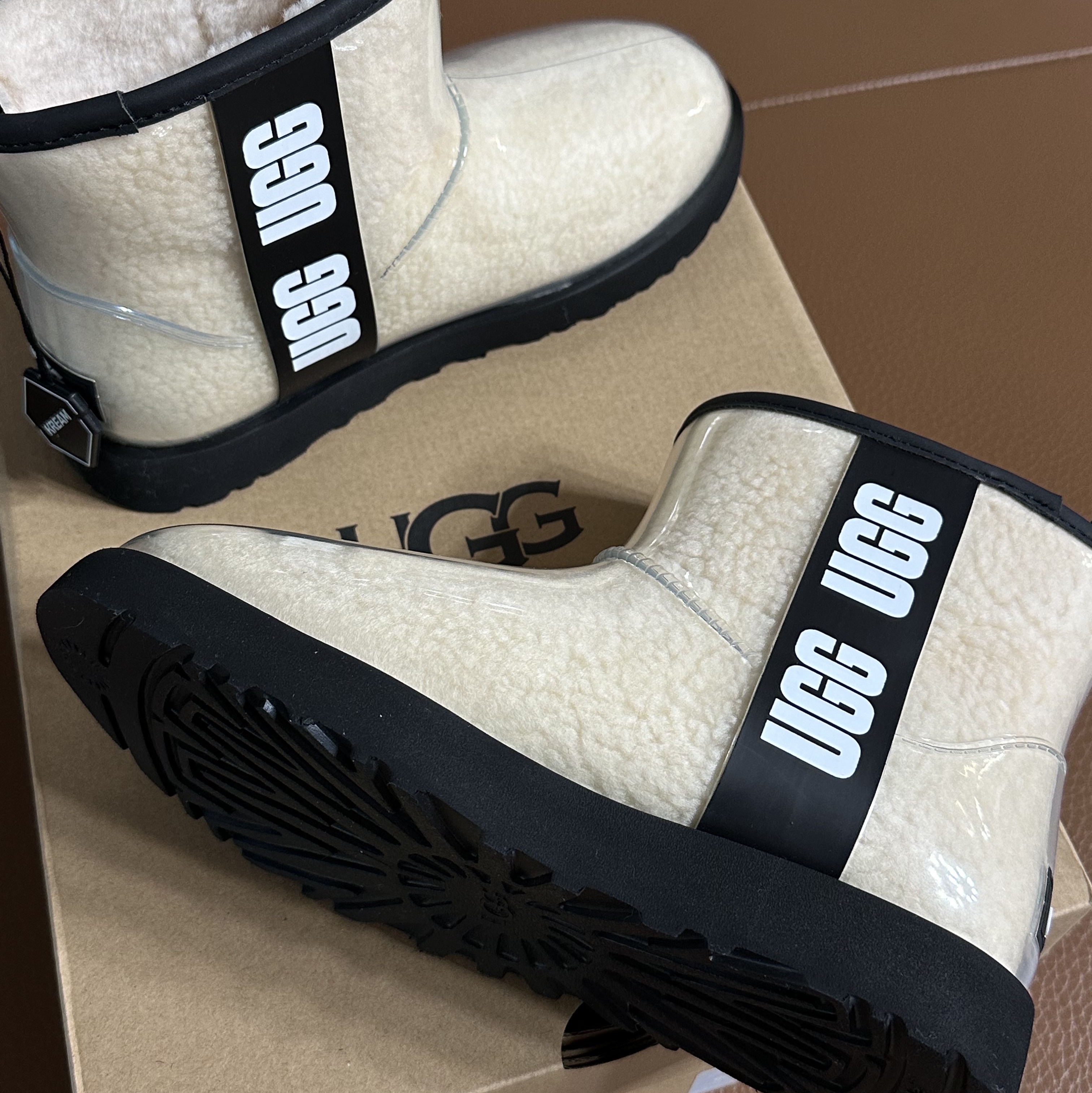 (W) UGG Classic Clear Mini Boots Natural Black 착용 스타일 - 1