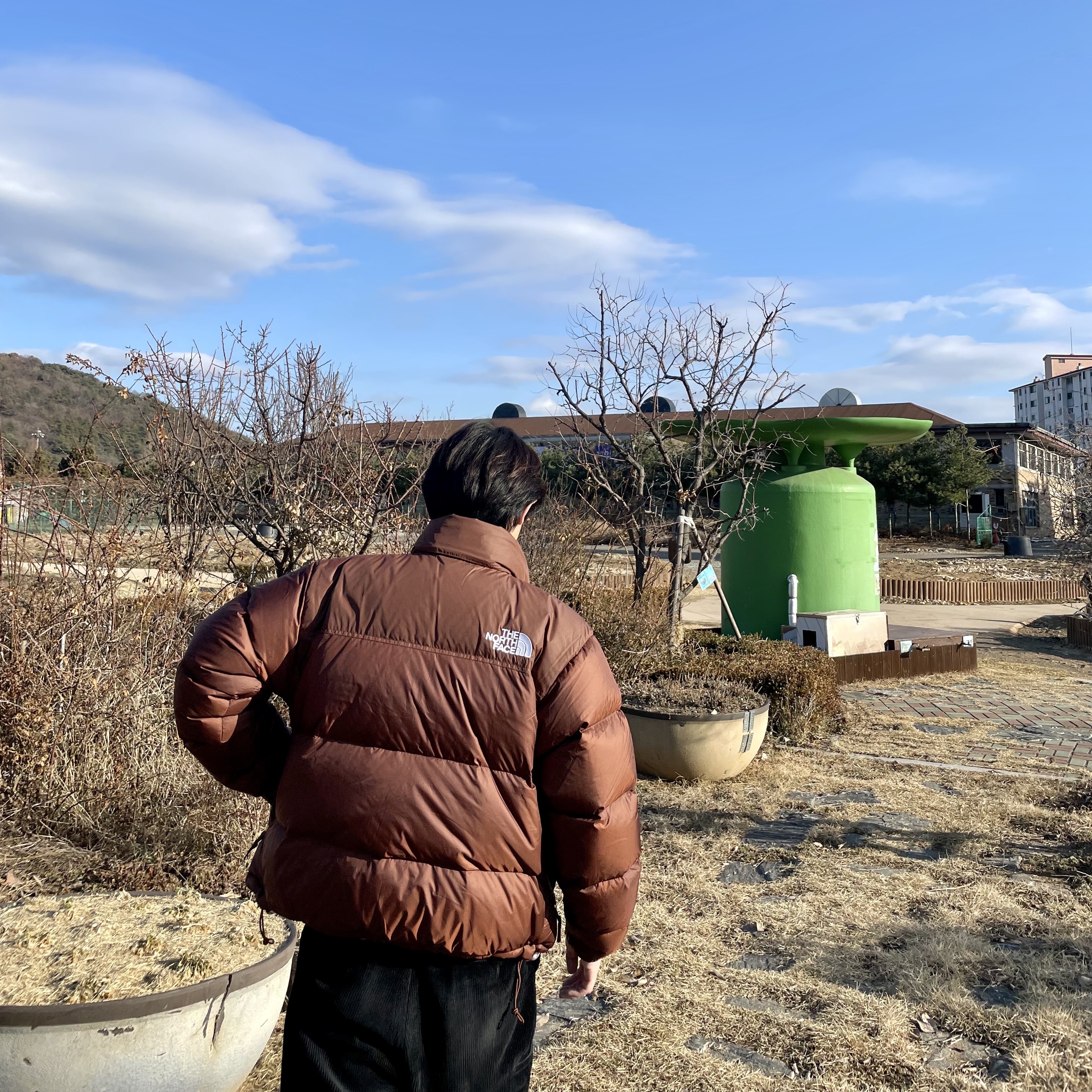 The North Face 1996 Retro Nuptse Jacket Dark Oak 착용 스타일 - 1
