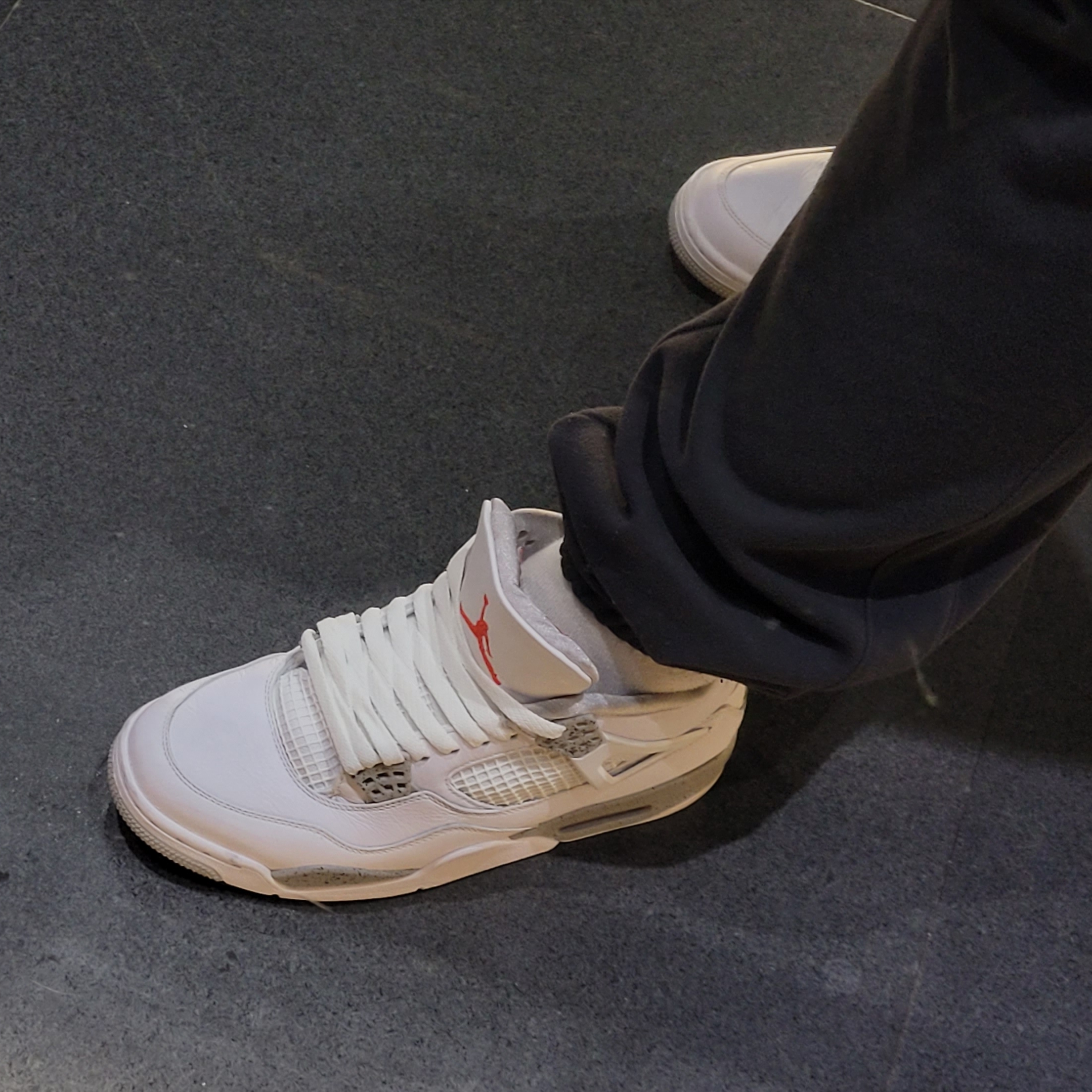 Jordan 4 Retro Tech White 착용 스타일