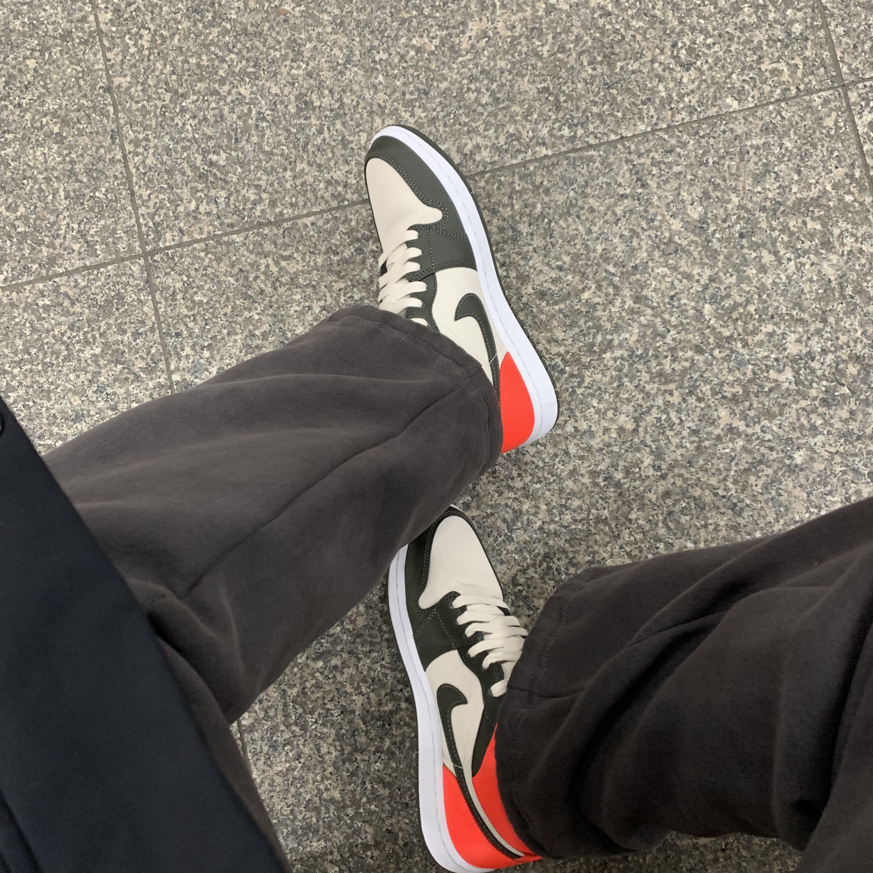 (W) Jordan 1 Mid SE Newsprint 착용 스타일 - 1