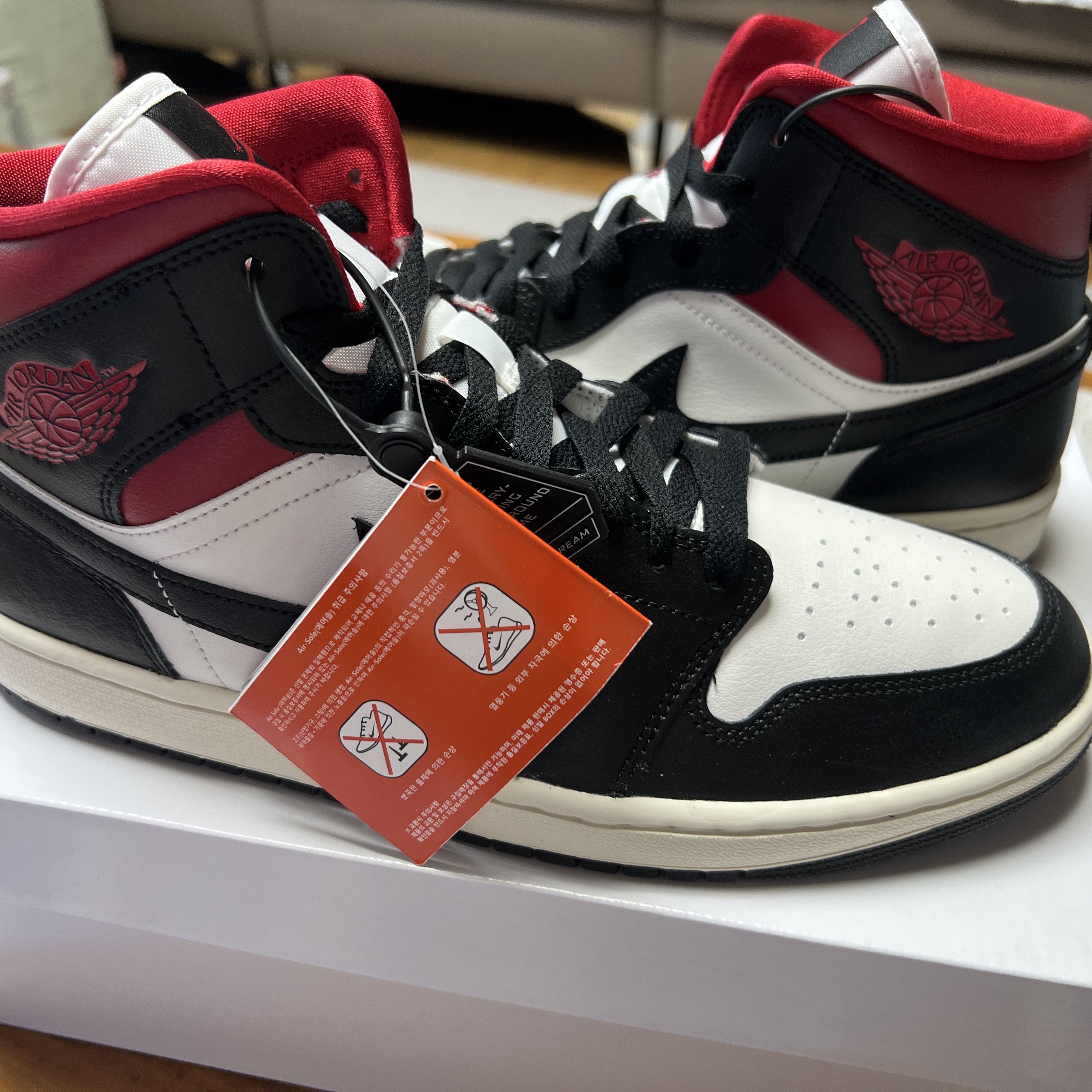 (W) Jordan 1 Mid Black Gym Red 착용 스타일 - 2