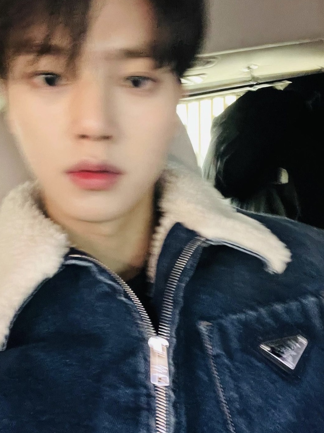Prada Padded Denim Jacket Navy 착용 스타일 - 2