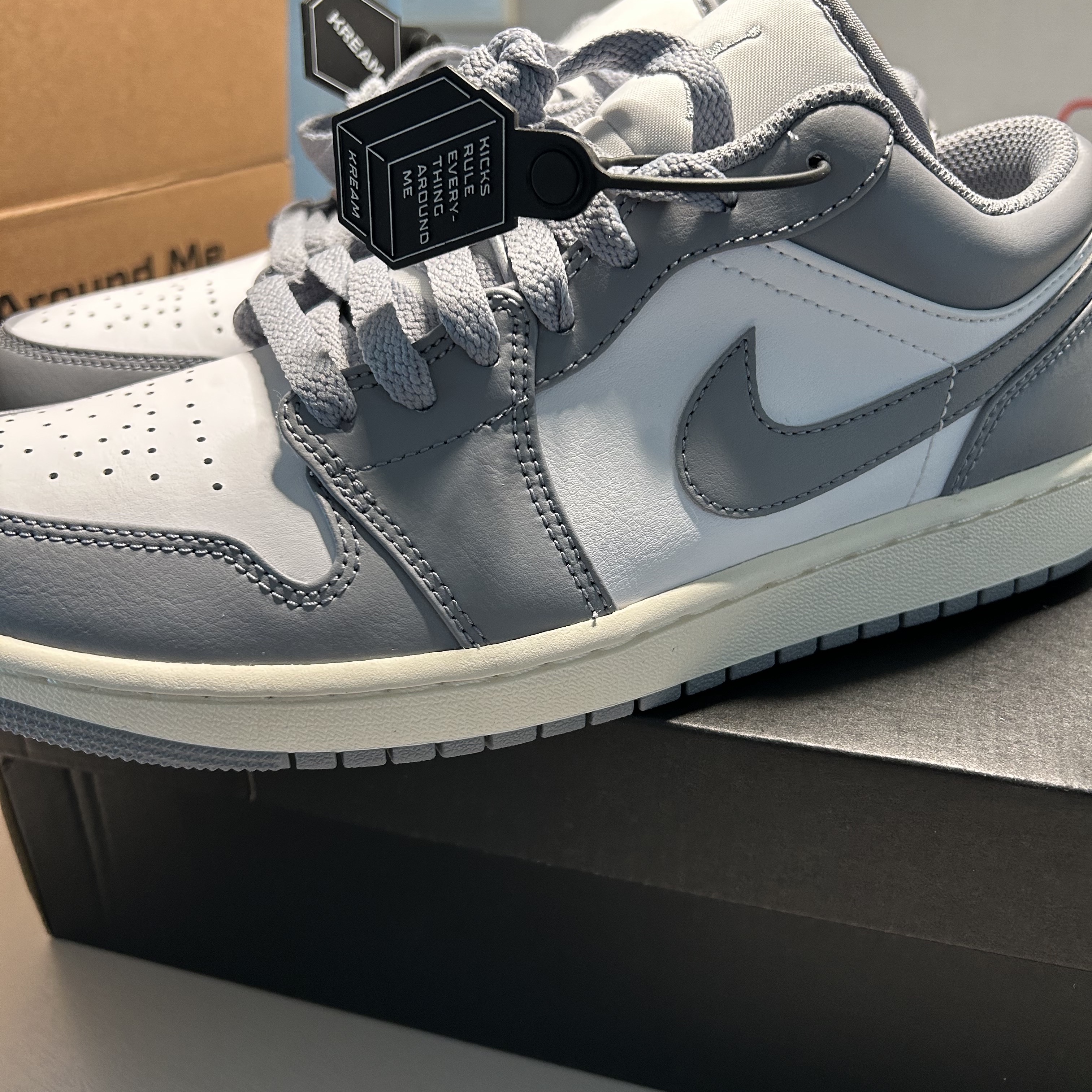 Jordan 1 Low Stealth and White 착용 스타일 - 2