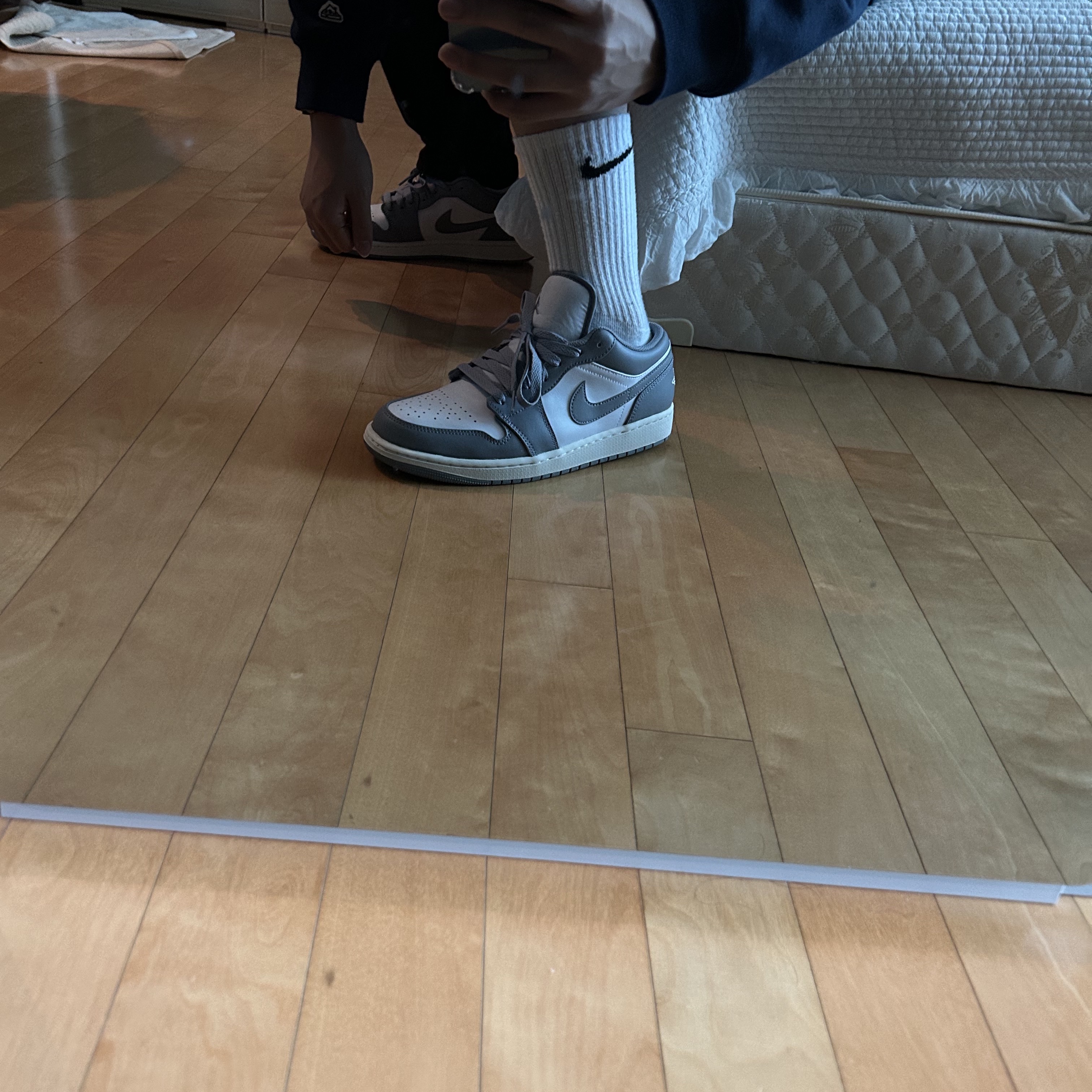 Jordan 1 Low Stealth and White 착용 스타일 - 3