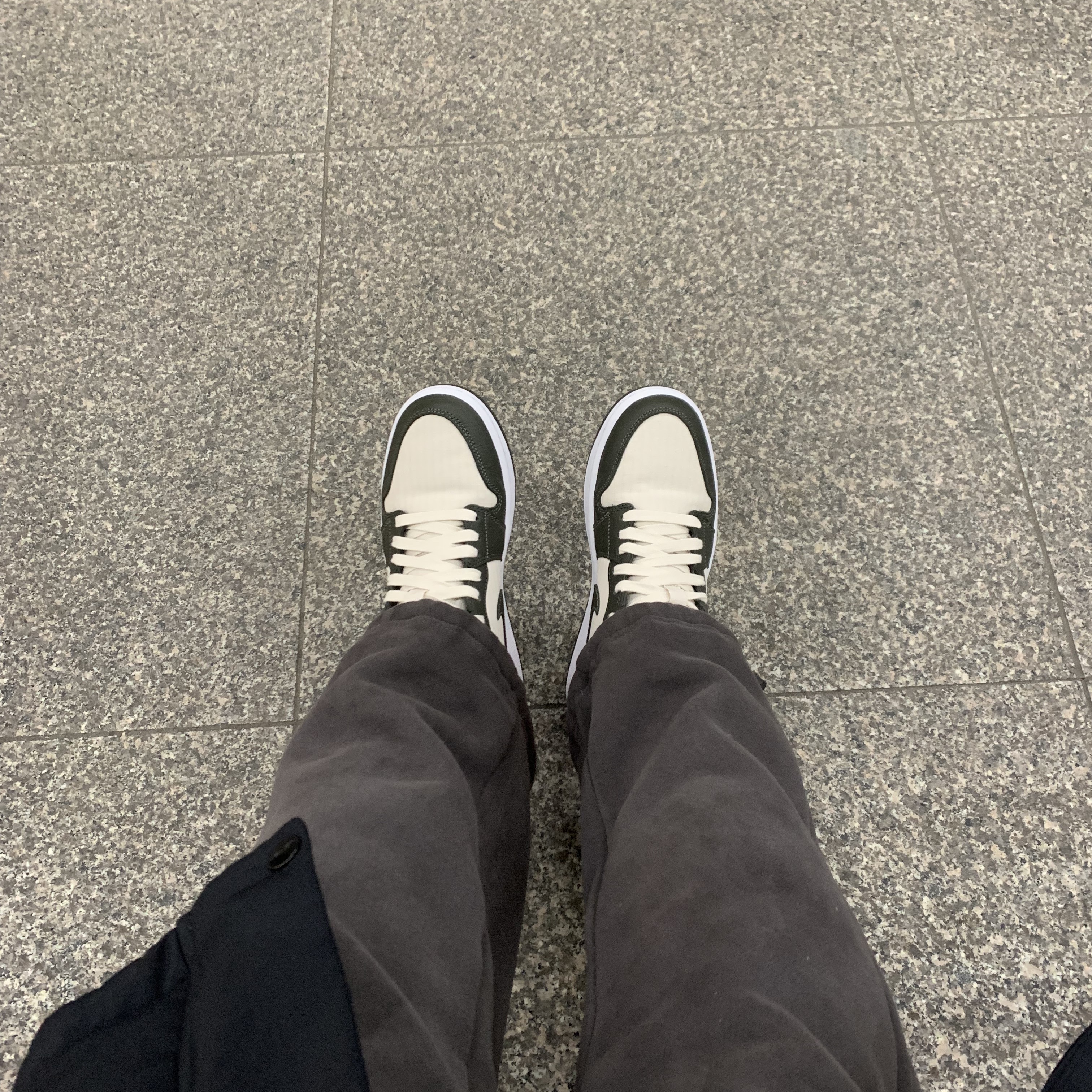 (W) Jordan 1 Mid SE Newsprint 착용 스타일 - 2