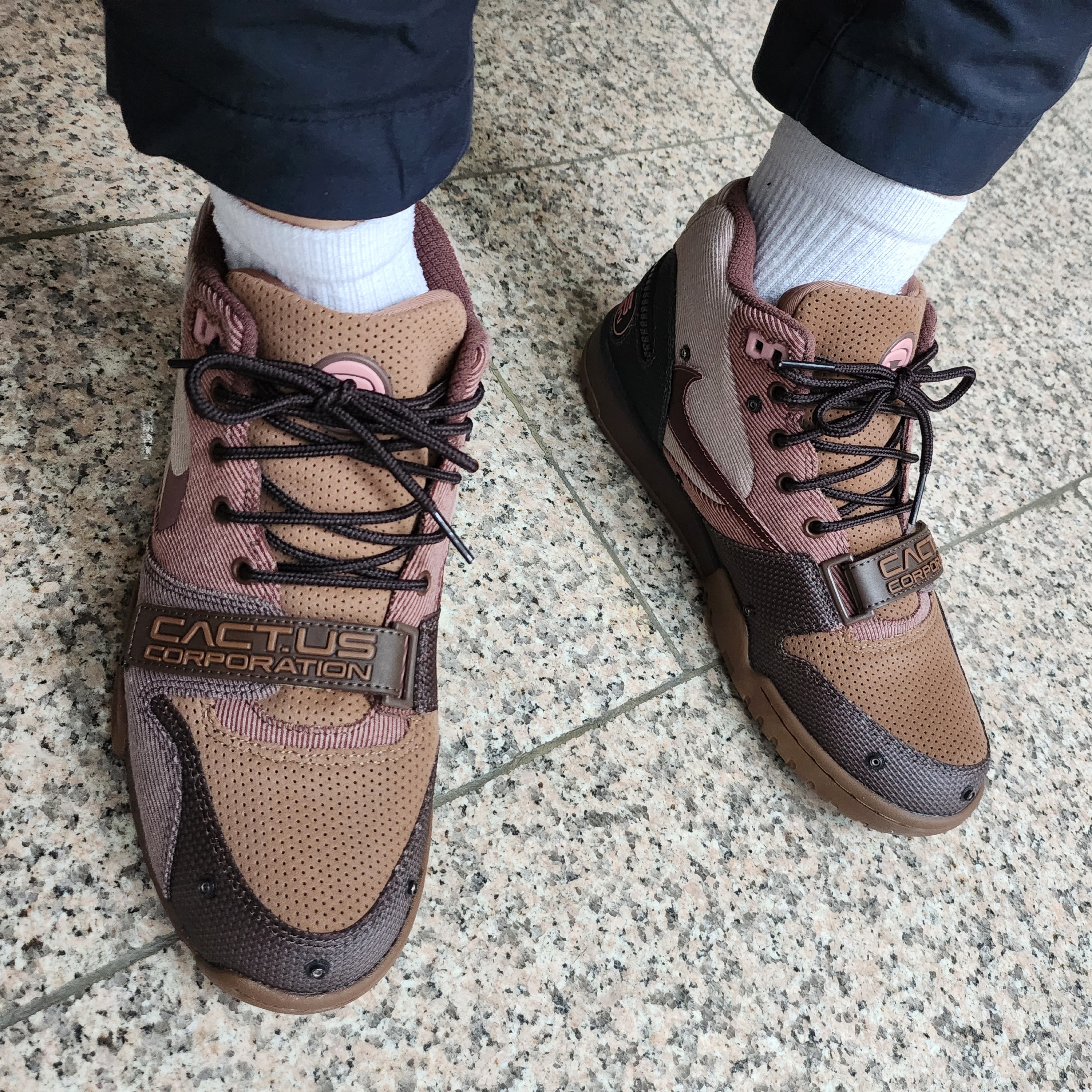 Nike x Travis Scott Air Trainer 1 Archaeo Brown and Rust Pink 착용 스타일