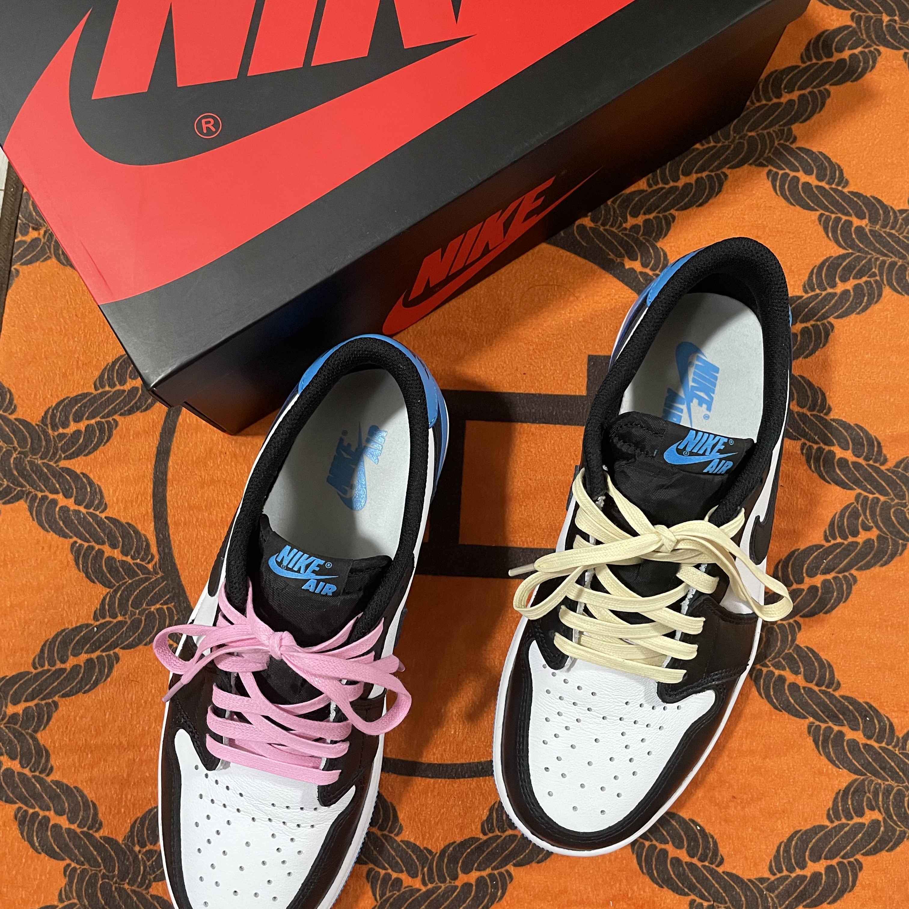 Jordan 1 Retro Low OG Black and Dark Powder Blue 착용 스타일 - 1