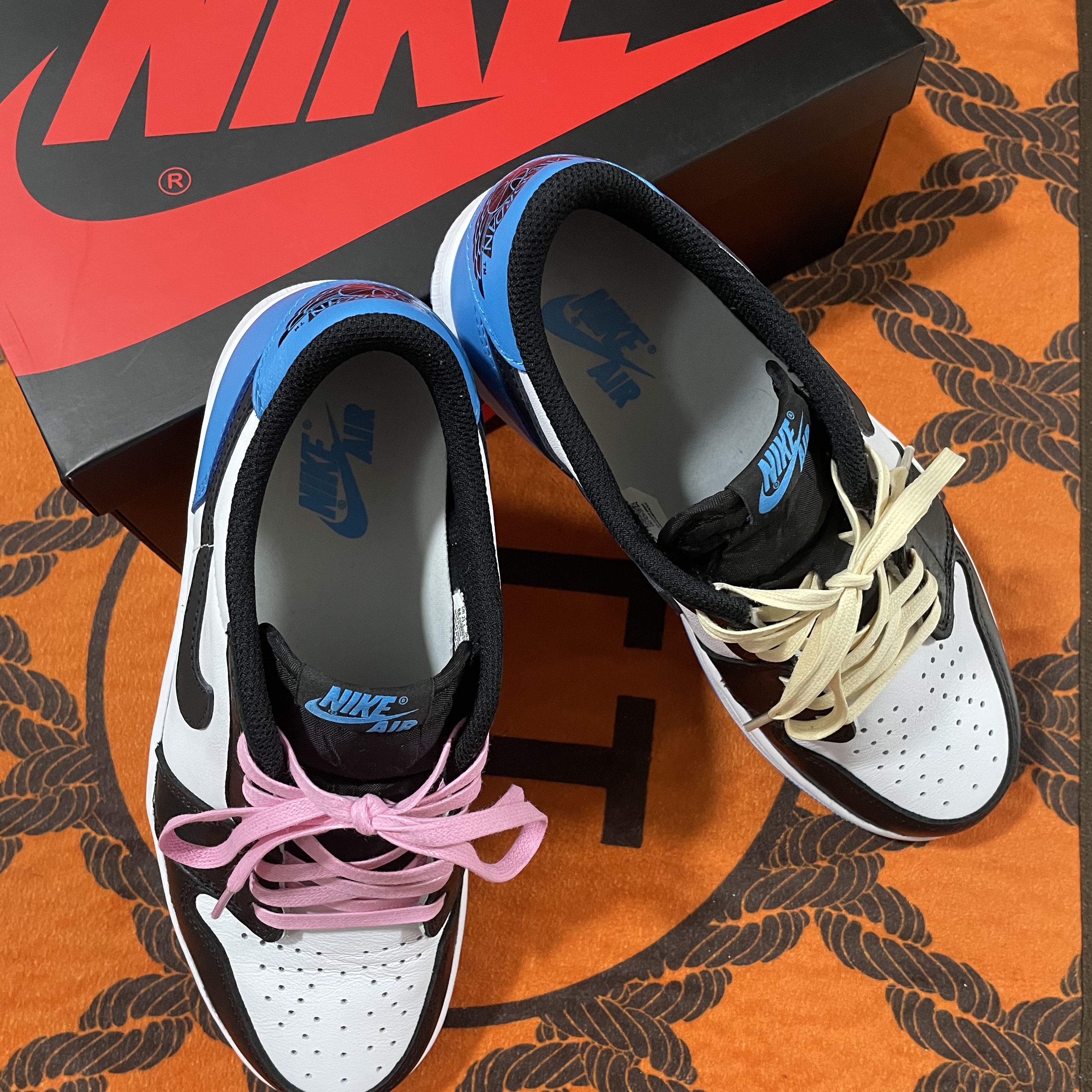 Jordan 1 Retro Low OG Black and Dark Powder Blue 착용 스타일 - 2