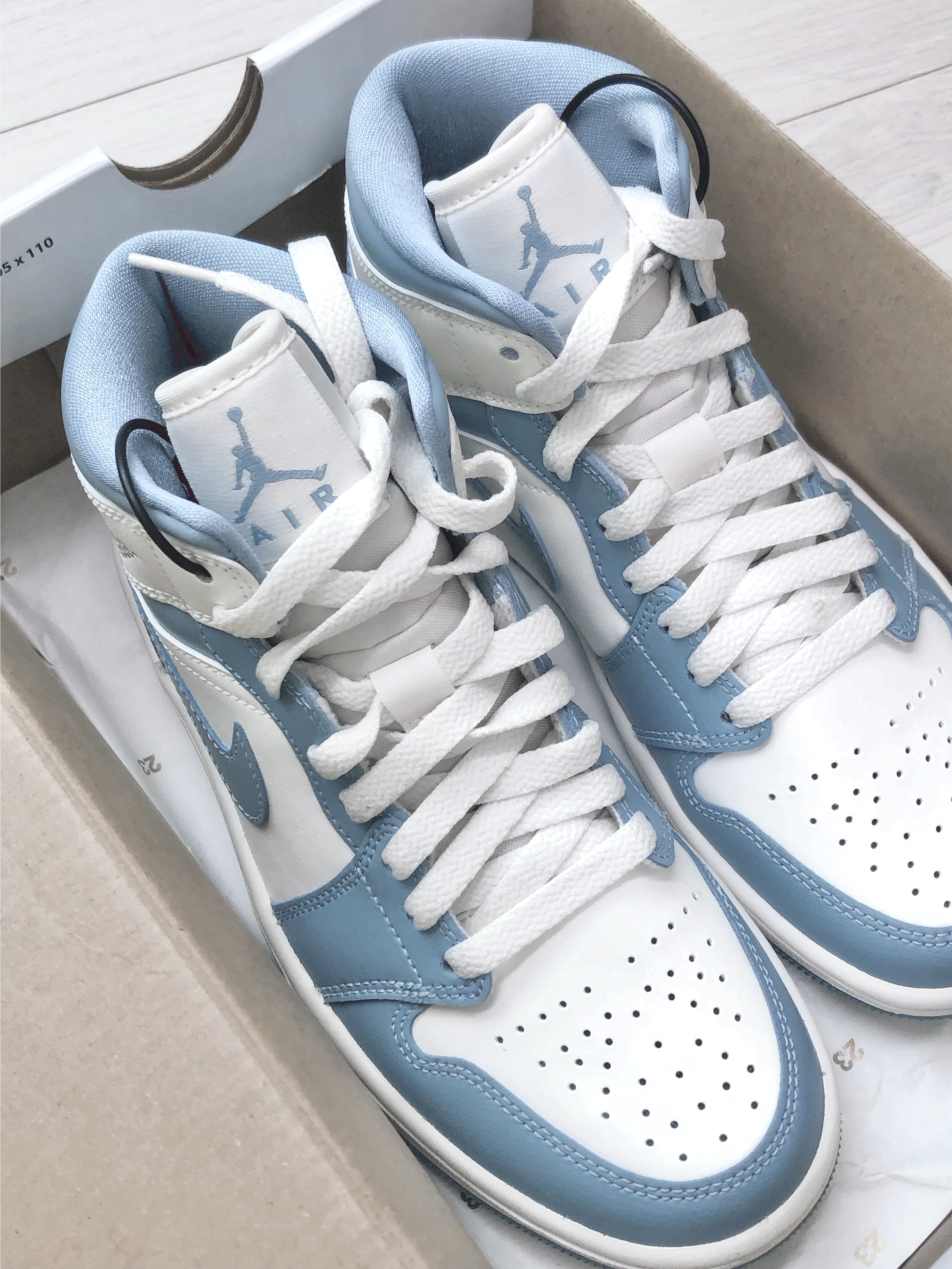 (W) Jordan 1 Mid Sail and Worn Blue 착용 스타일 - 2