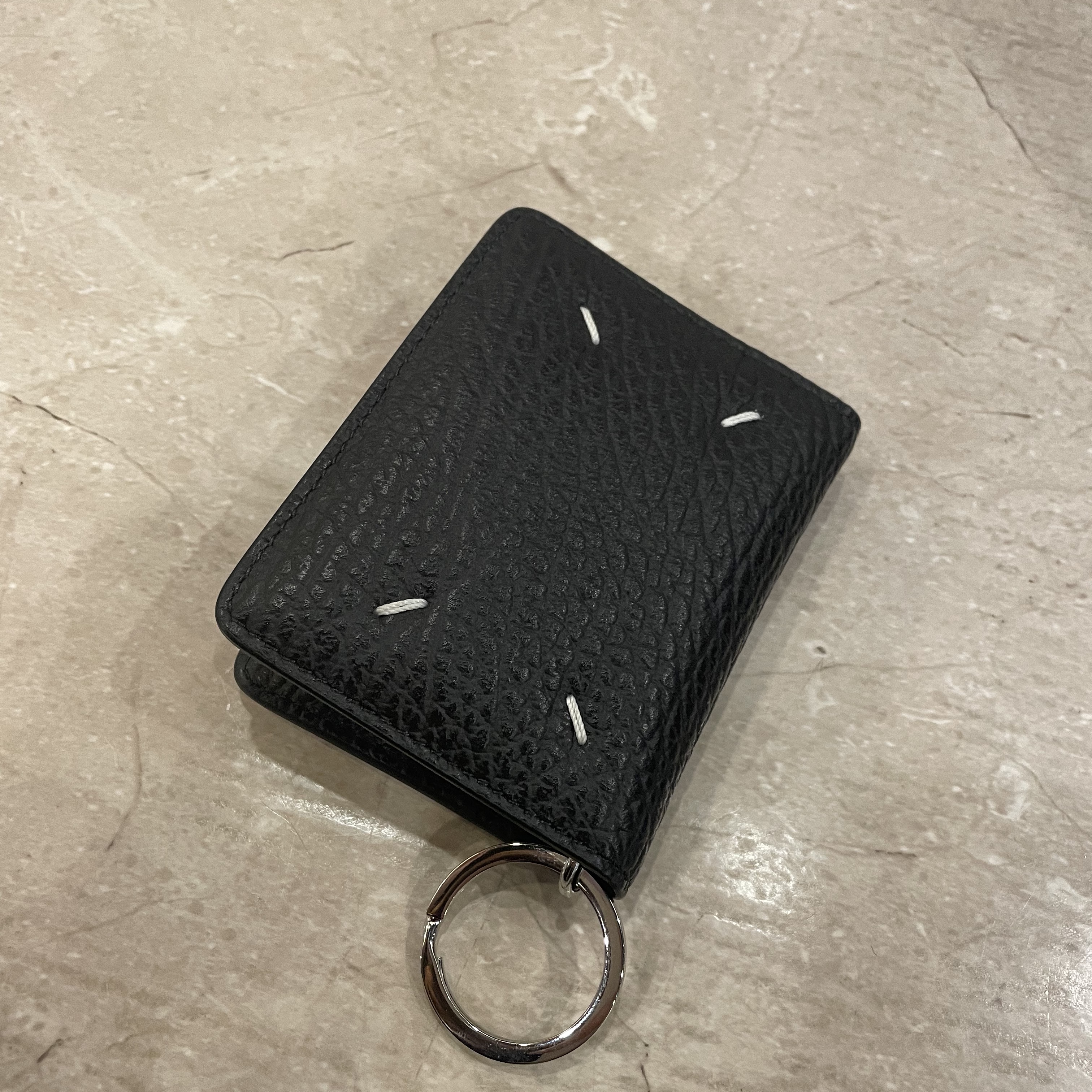 Maison Margiela Keyring Wallet Black 착용 스타일 - 2