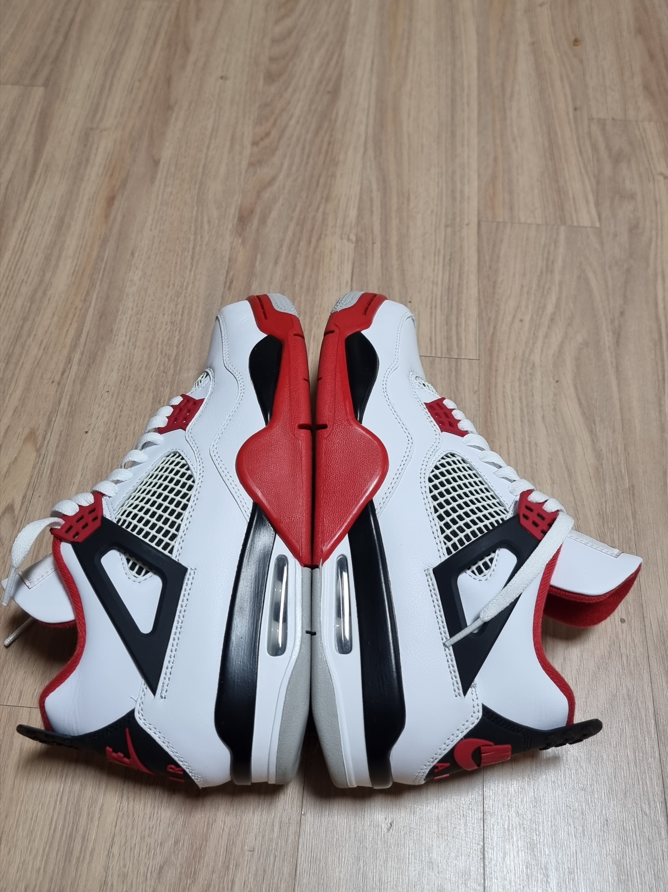 Jordan 4 Retro OG Fire Red 2020 착용 스타일 - 2