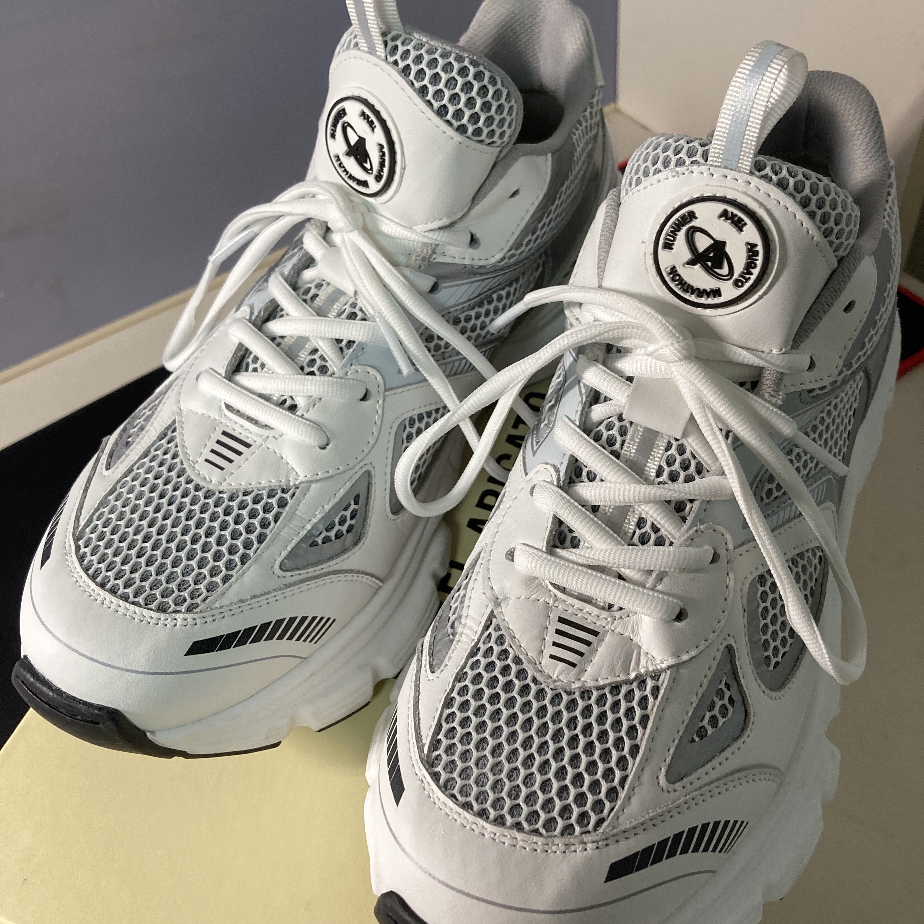 Axel Arigato Marathon Runner White Silver 착용 스타일