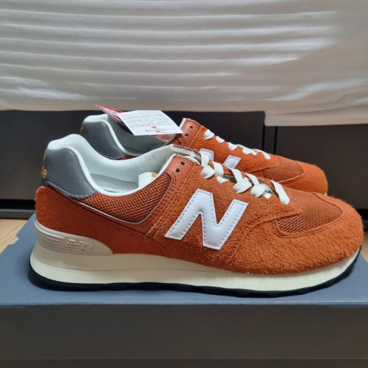 New Balance 574 Heritage Orange Burst White 착용 스타일 - 2