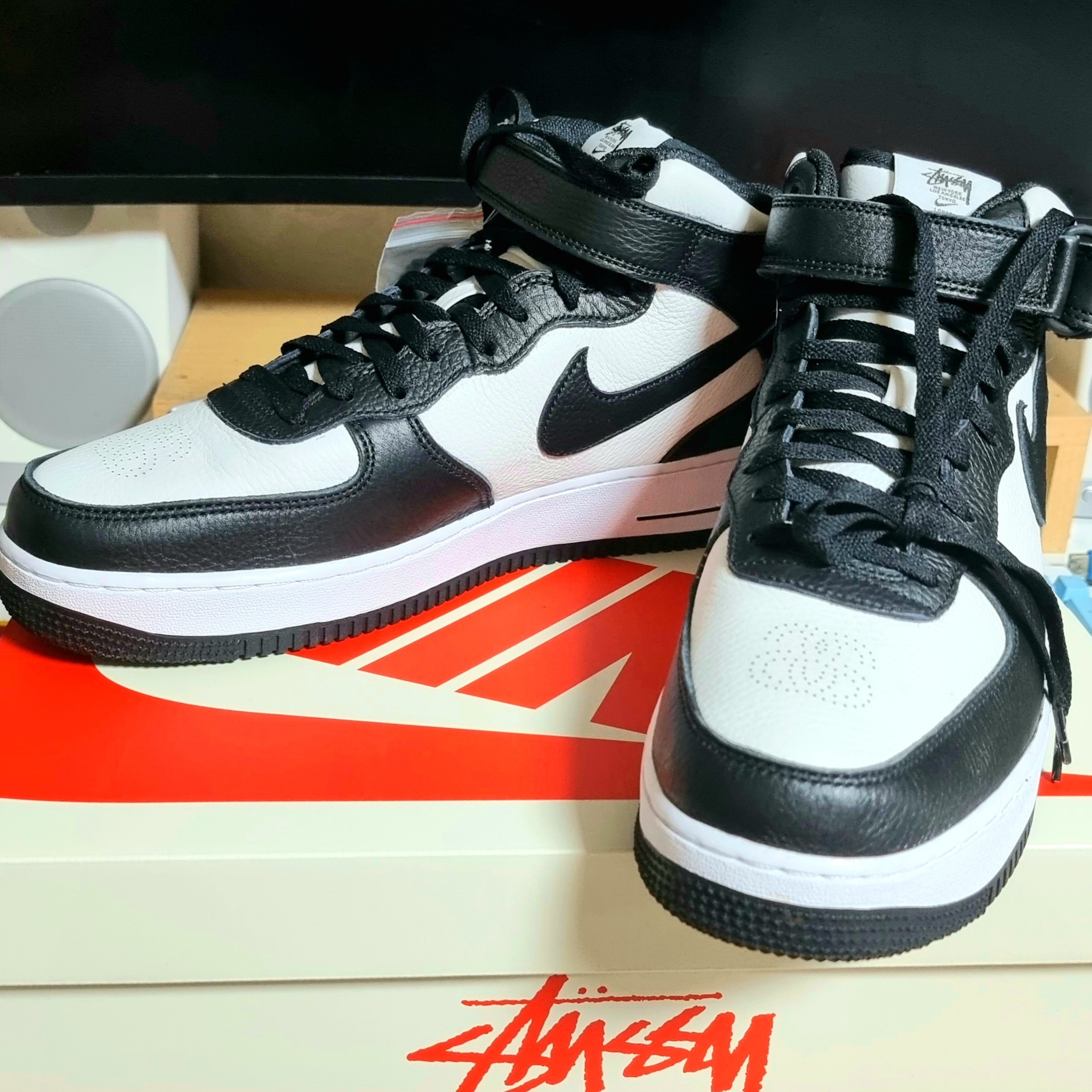 Nike x Stussy Air Force 1 '07 Mid SP Black and Light Bone 착용 스타일