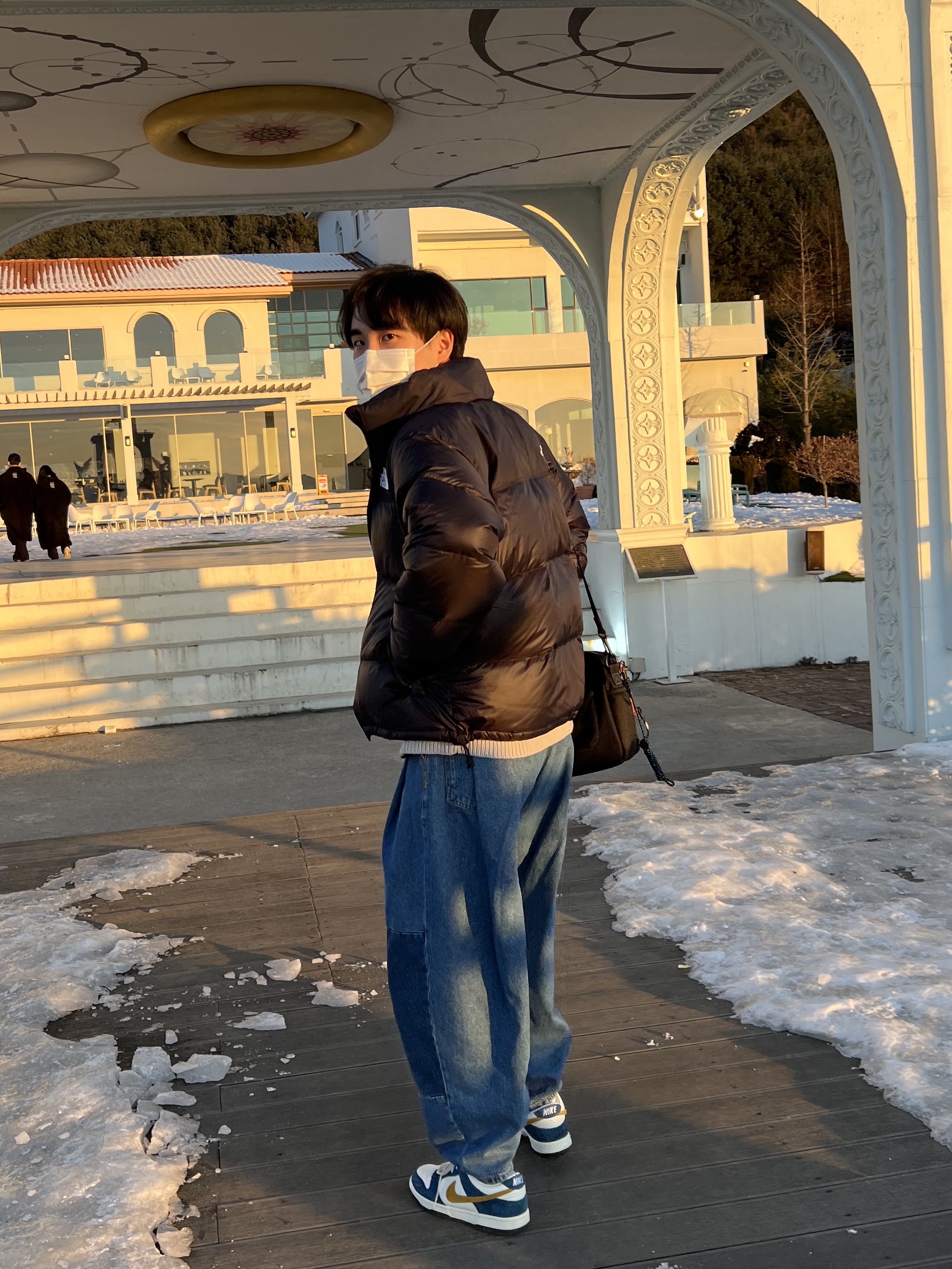 The North Face 1996 Eco Nuptse Jacket Black, Zara x Ader Error Barrel Leg Jeans Blue 착용 스타일 - 1