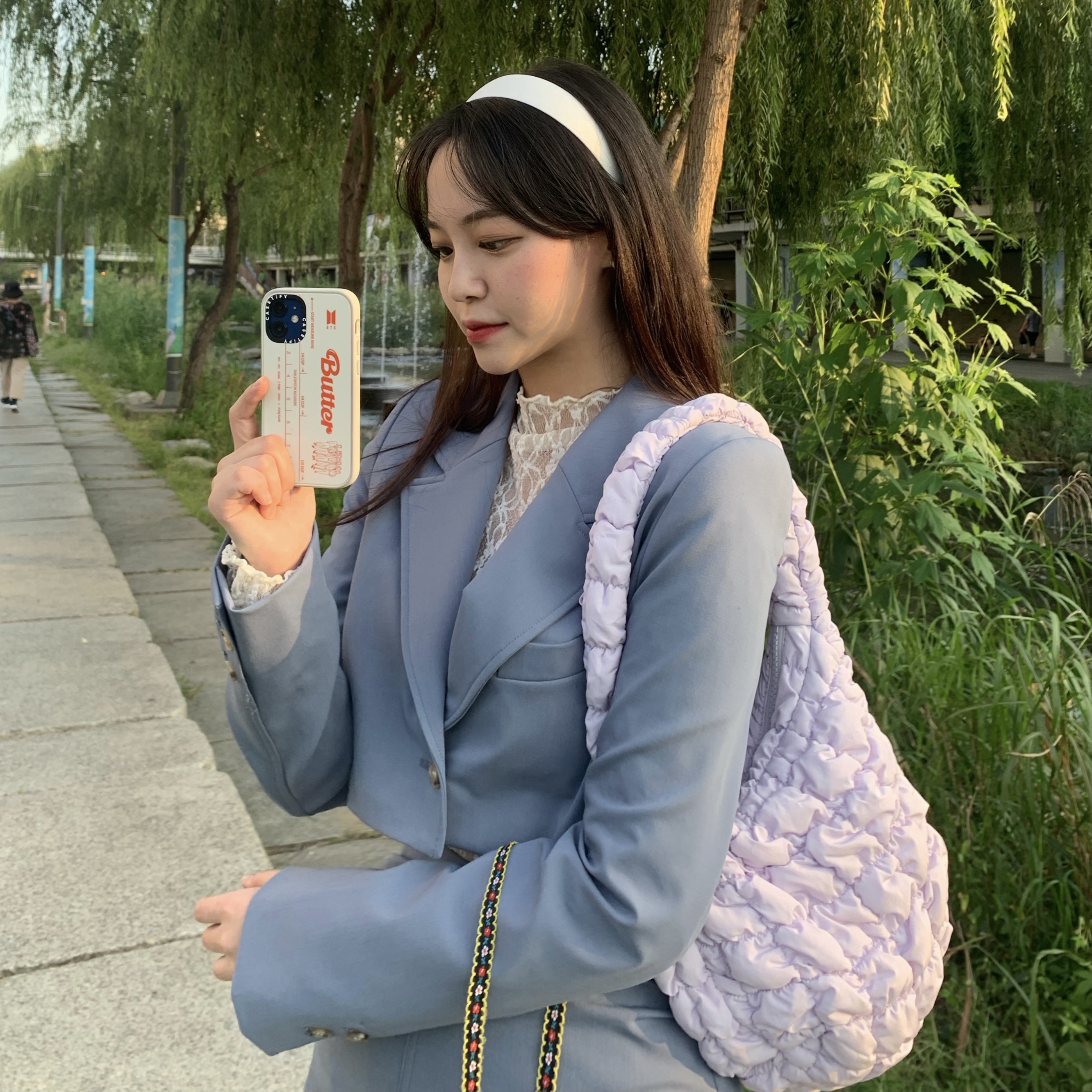 Casetify x IAB Studio iPhone Matte Cloth Tag Case White Sand, COS Quilted Mini Bag Dusty Lilac 착용 스타일 - 1