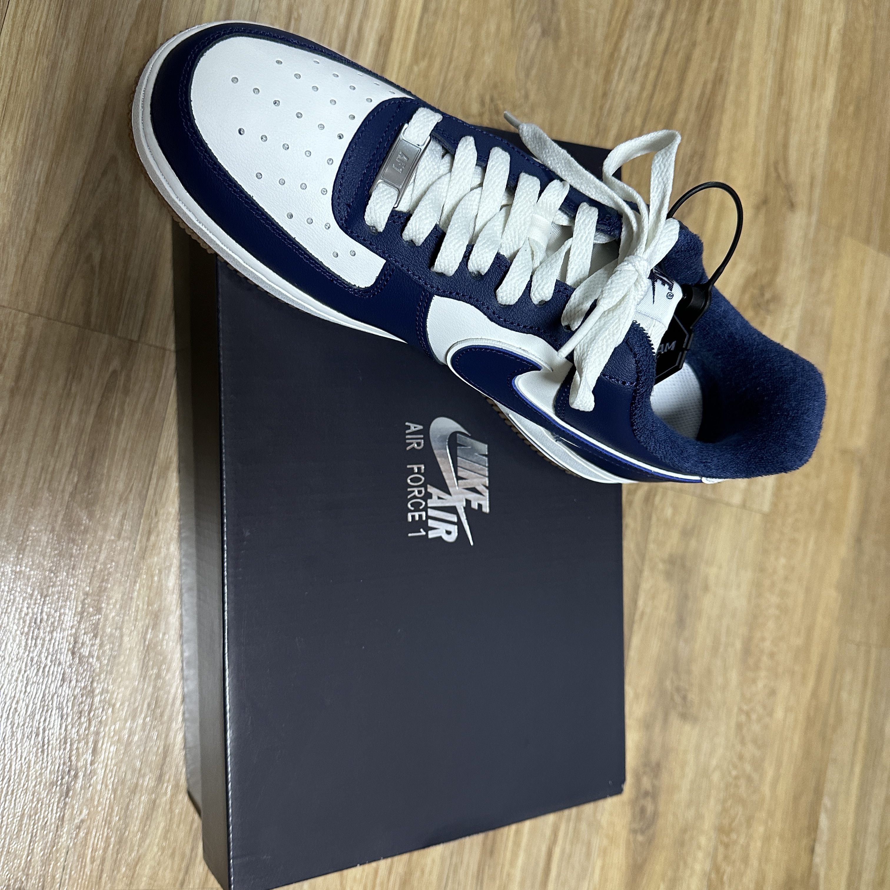 Nike Air Force 1 '07 LV8 Midnight Navy 착용 스타일 - 1
