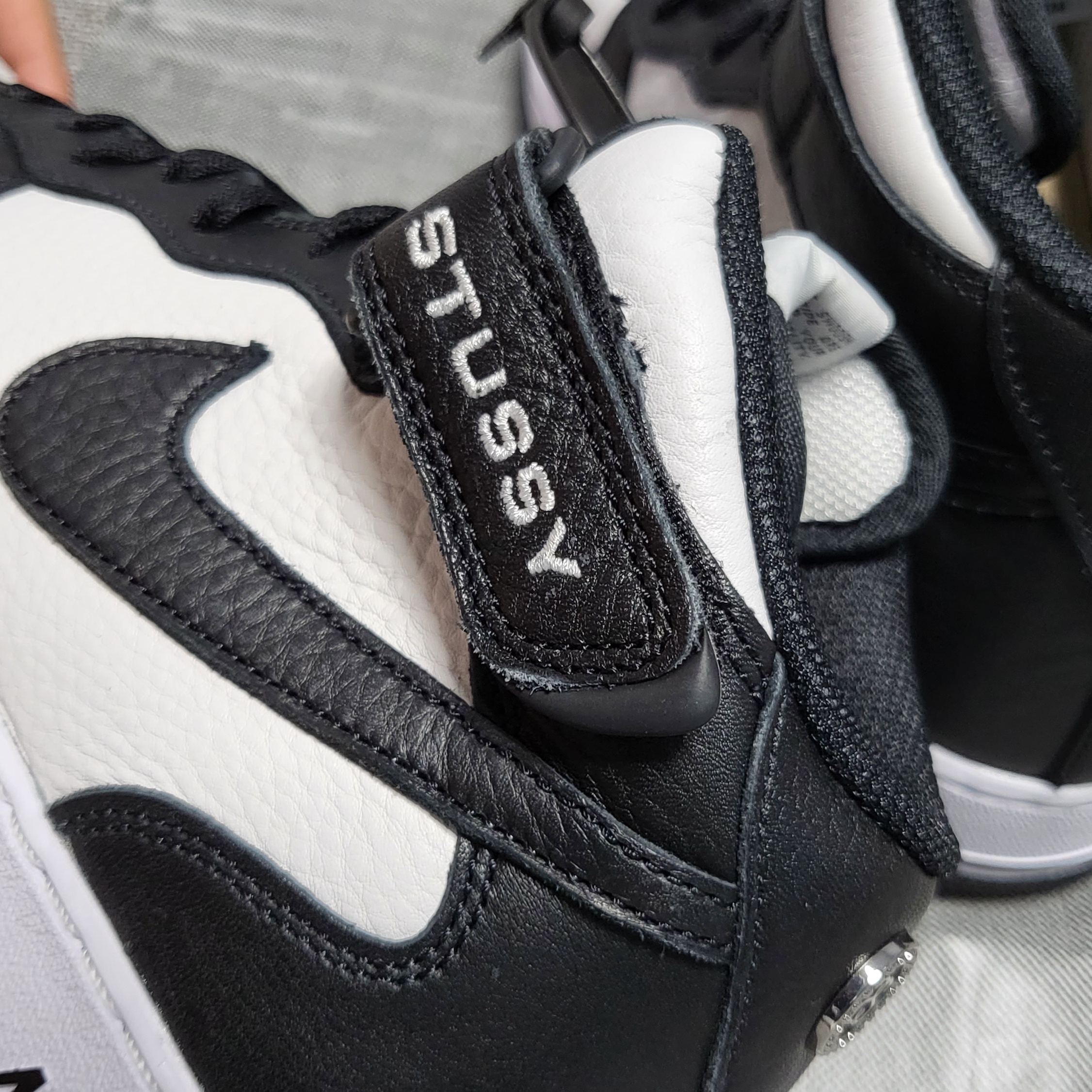 Nike x Stussy Air Force 1 '07 Mid SP Black and Light Bone 착용 스타일 - 2