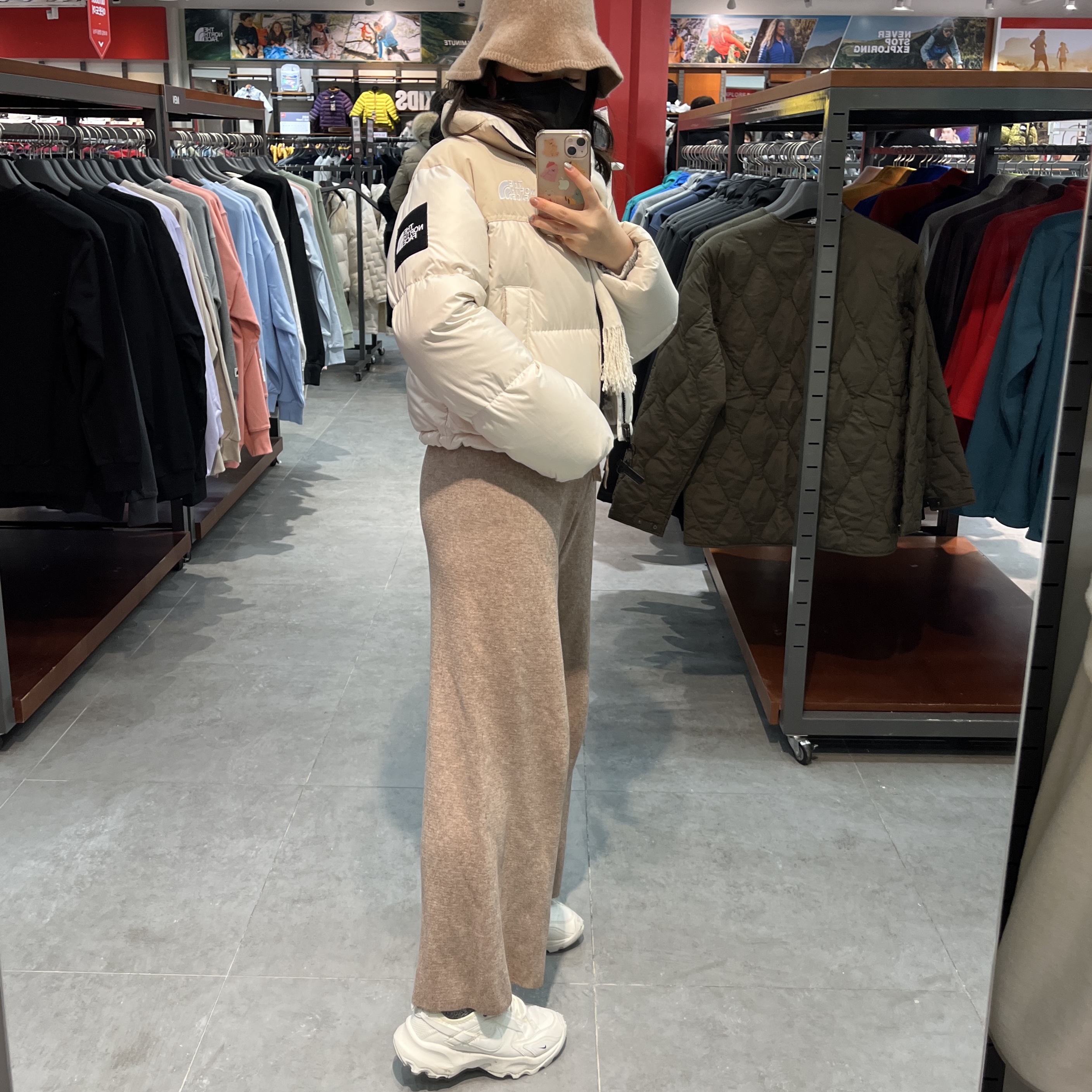 (W) Nike TC 7900 Summit White, (W) The North Face White Label Novelty Nuptse Down Jacket Cream 착용 스타일