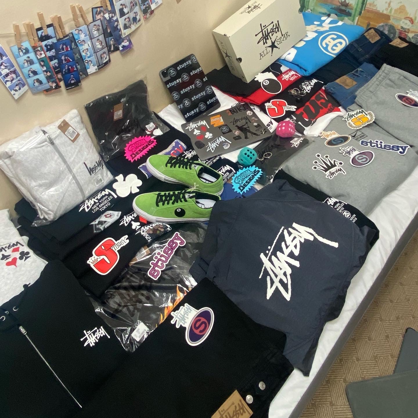 Nike x Stussy NRG RA Pullover Hoodie Dark Grey Heather (DJ9488-063), Stussy x Cactus Plant Flea Market Heart T-Shirt 착용 스타일