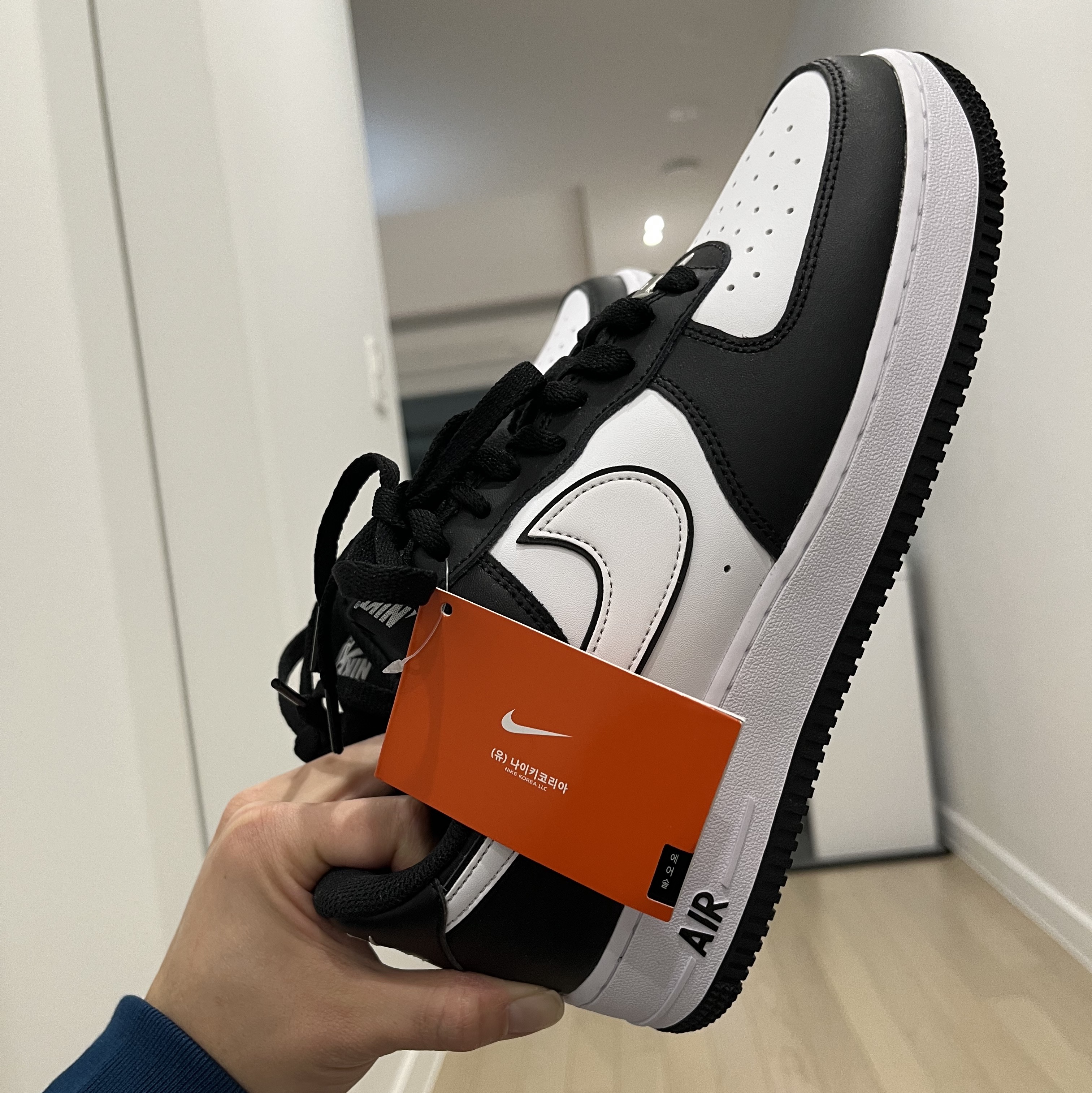Nike Air Force 1 '07 Black White 착용 스타일 - 3