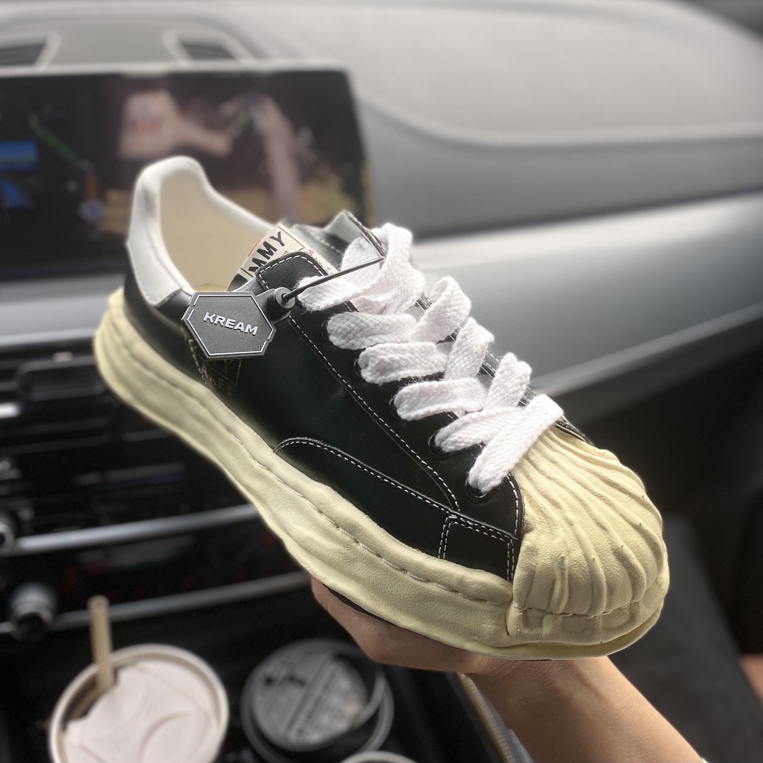 Maison Mihara Yasuhiro Blakey VL OG Sole Leather Low-top Sneakers Black 착용 스타일 - 1