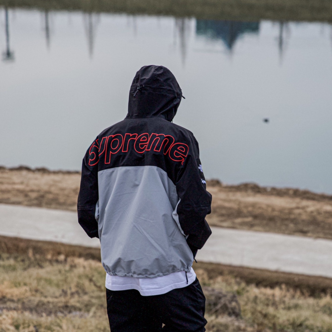 Supreme x The North Face Taped Seam Shell Jacket Grey - 22FW 착용 스타일 - 5