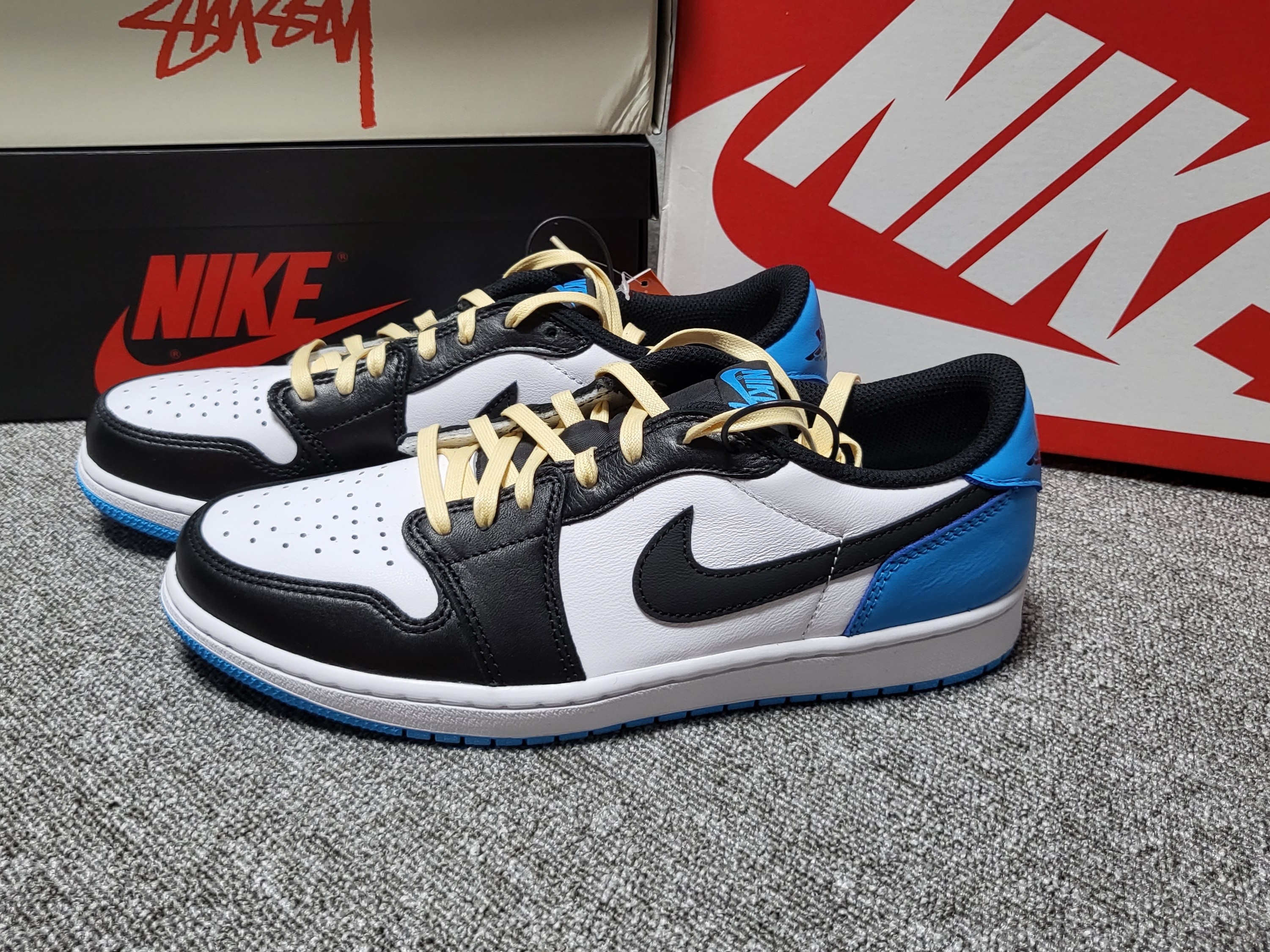 Jordan 1 Retro Low OG Black and Dark Powder Blue 착용 스타일