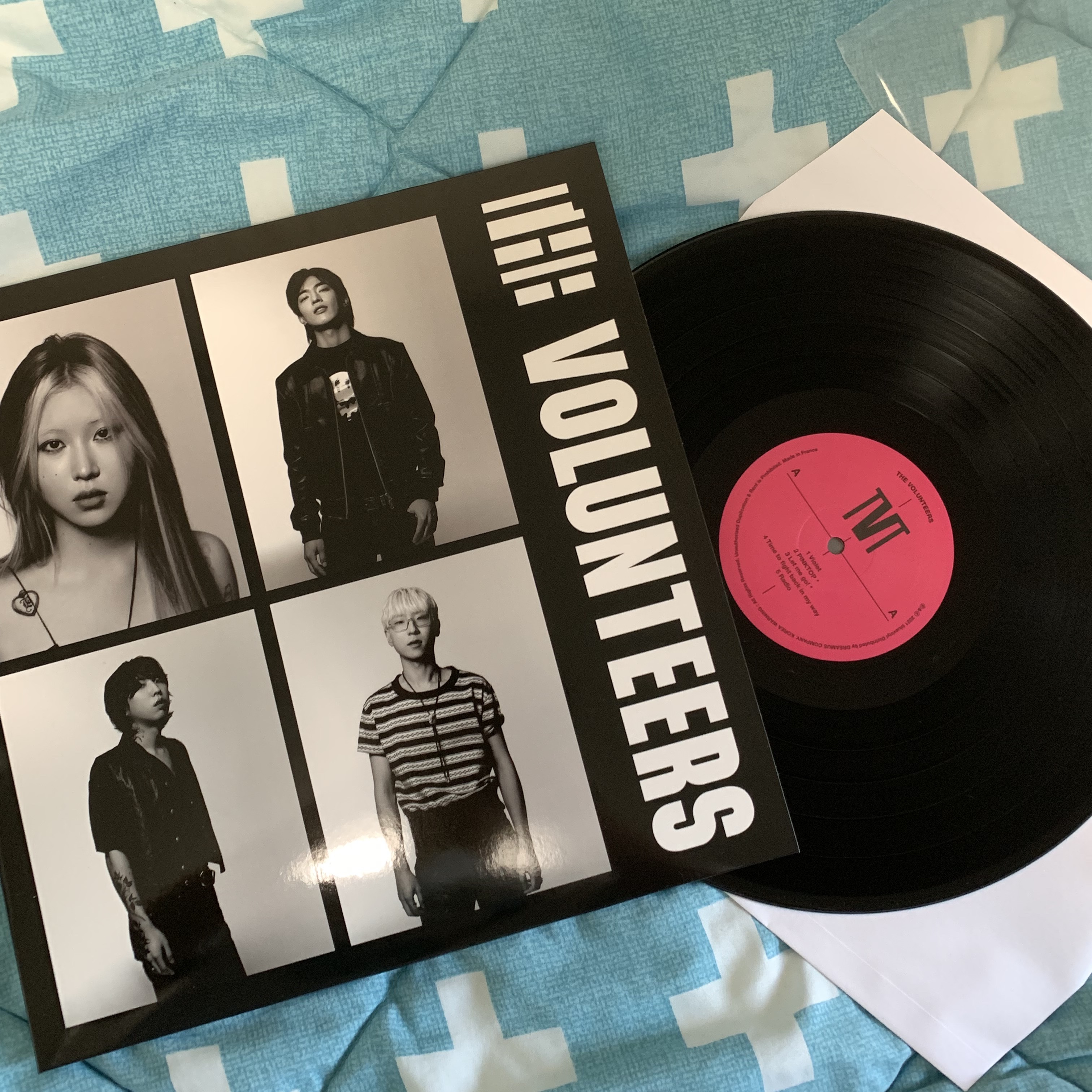 The Volunteers 1st Album LP Black Vinyl 착용 스타일 - 4