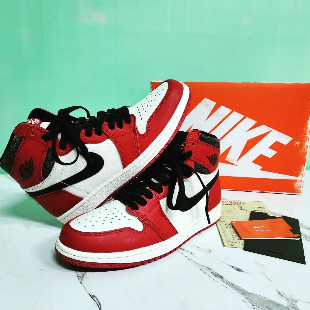 Jordan 1 Retro High OG Chicago 2022, Jordan 1 x Travis Scott Retro Low OG SP Sail and Ridgerock 착용 스타일 - 1