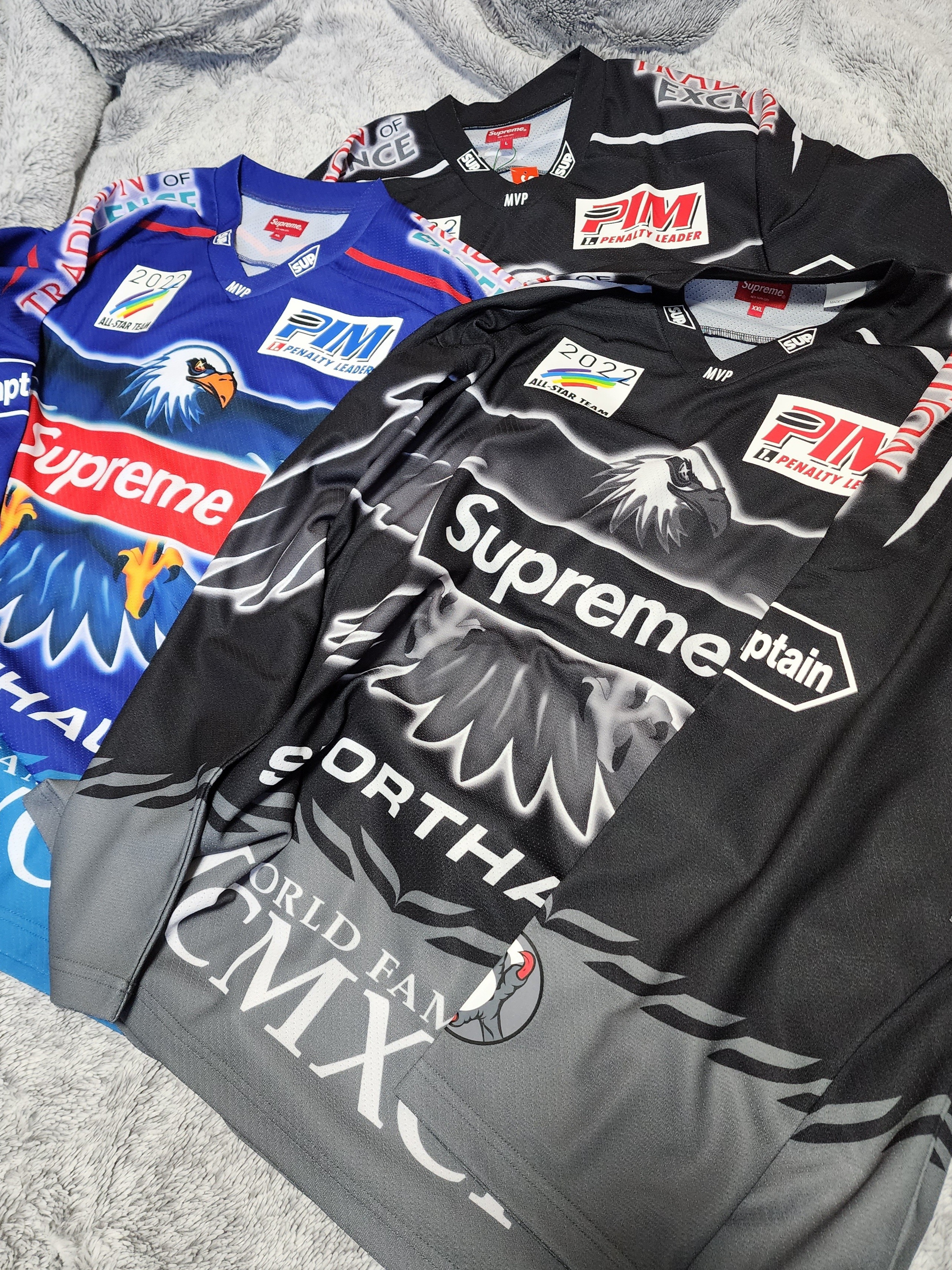 Supreme Eagle Hockey Jersey Black - 22SS, Supreme Eagle Hockey Jersey Royal - 22SS 착용 스타일 - 1