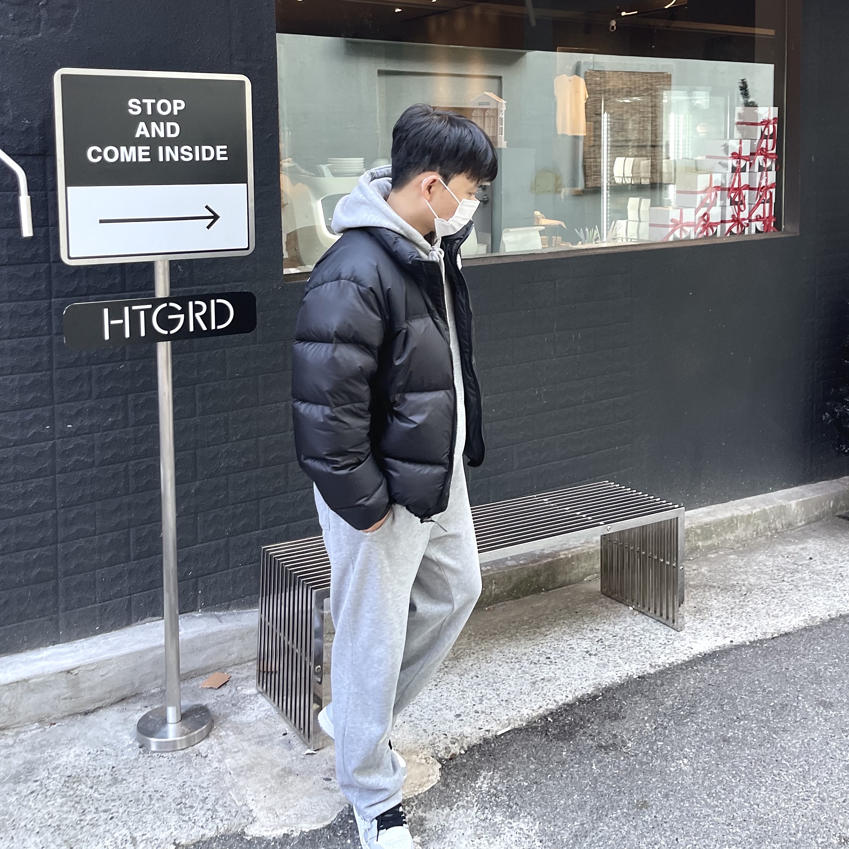 The North Face 1996 Eco Nuptse Jacket Black, Jordan 1 Mid Light Smoke Grey Anthracite 착용 스타일 - 1