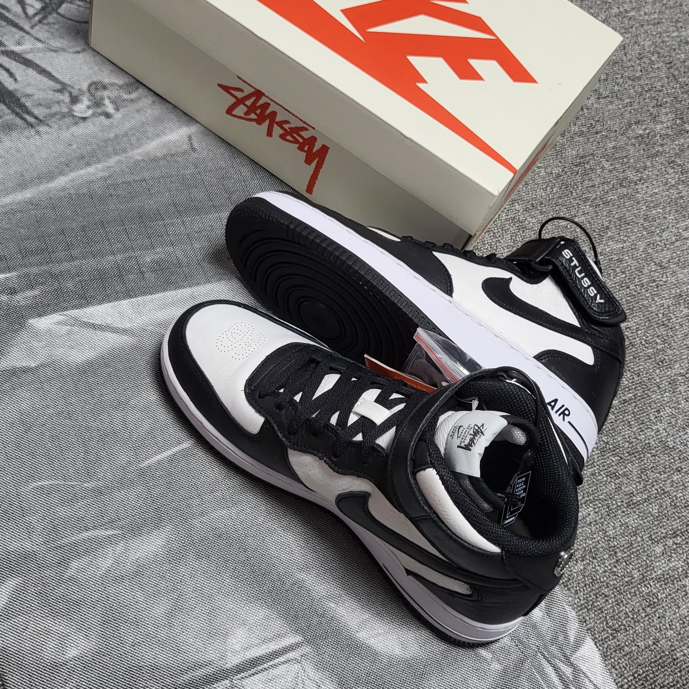 Nike x Stussy Air Force 1 '07 Mid SP Black and Light Bone 착용 스타일 - 1