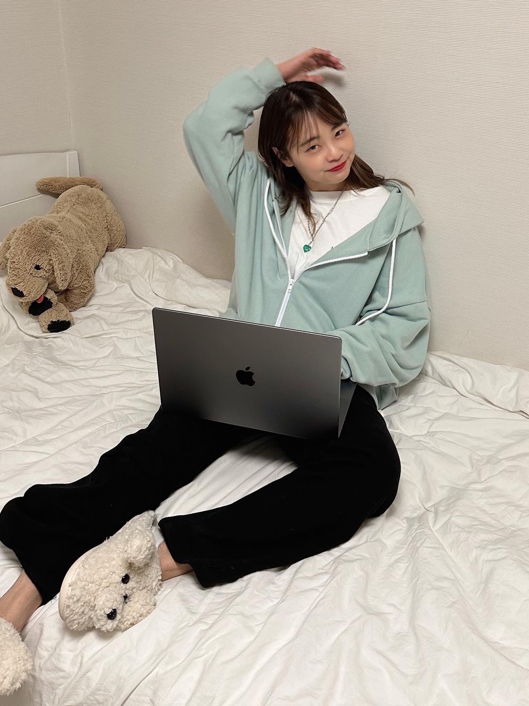 Apple 2021 MacBook Pro 16 M1 Pro 10-Core 512GB SSD / 16GB RAM Space Gray (Korean Ver.), Human Made Five Heart Necklace Silver 착용 스타일 - 4
