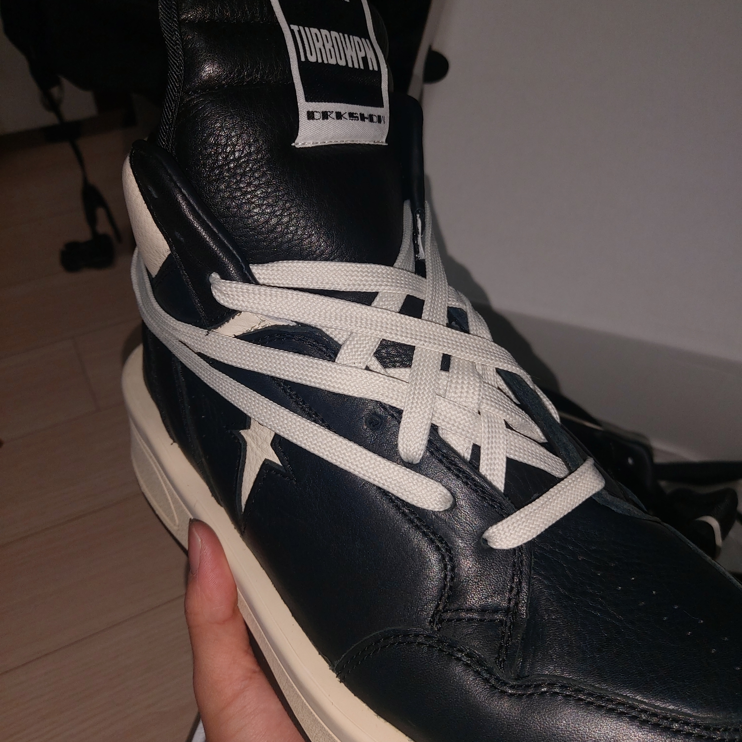Converse x Drkshdw Turbowpn Black Cream 착용 스타일 - 4