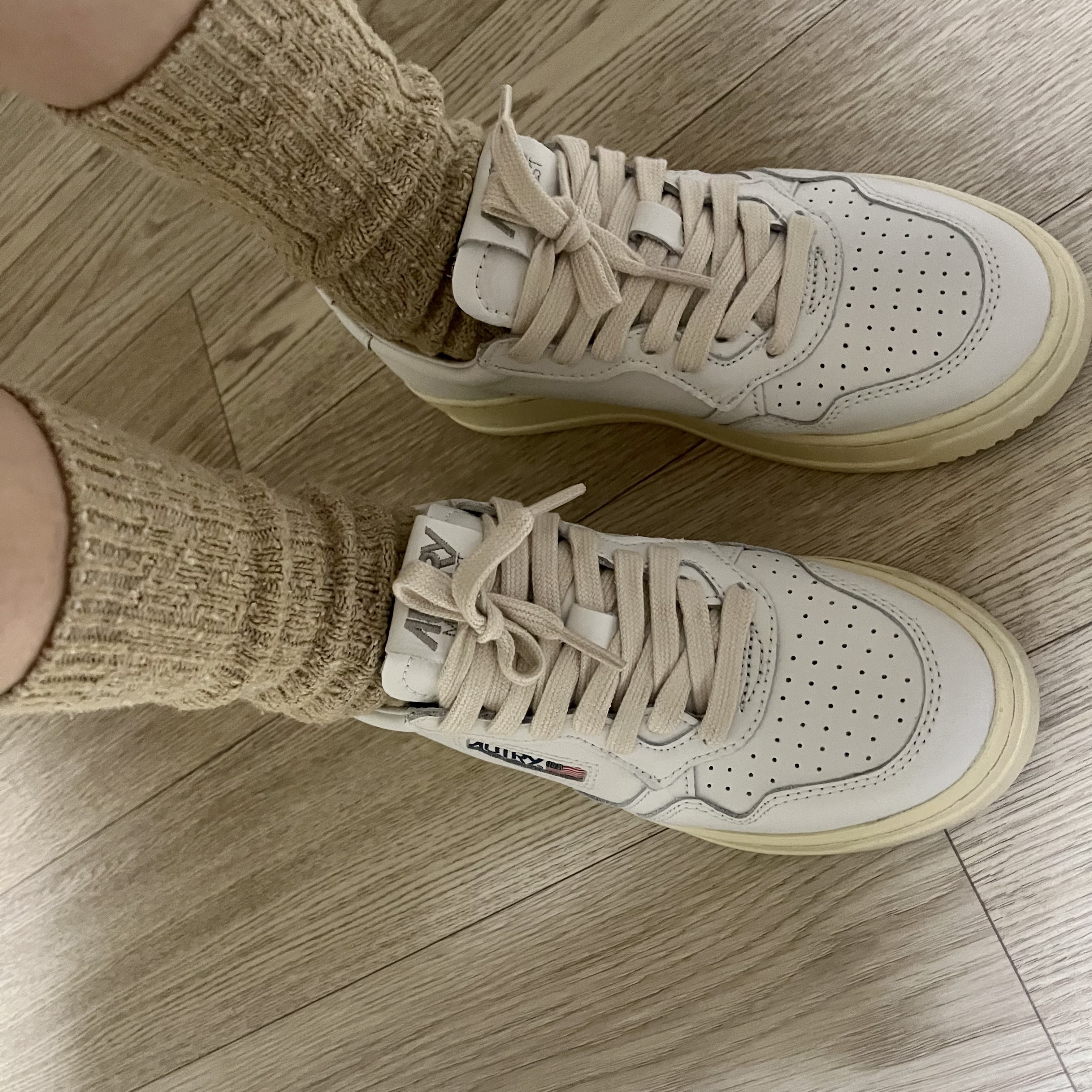 (W) Autry Medalist Low Leather Sneakers White 착용 스타일