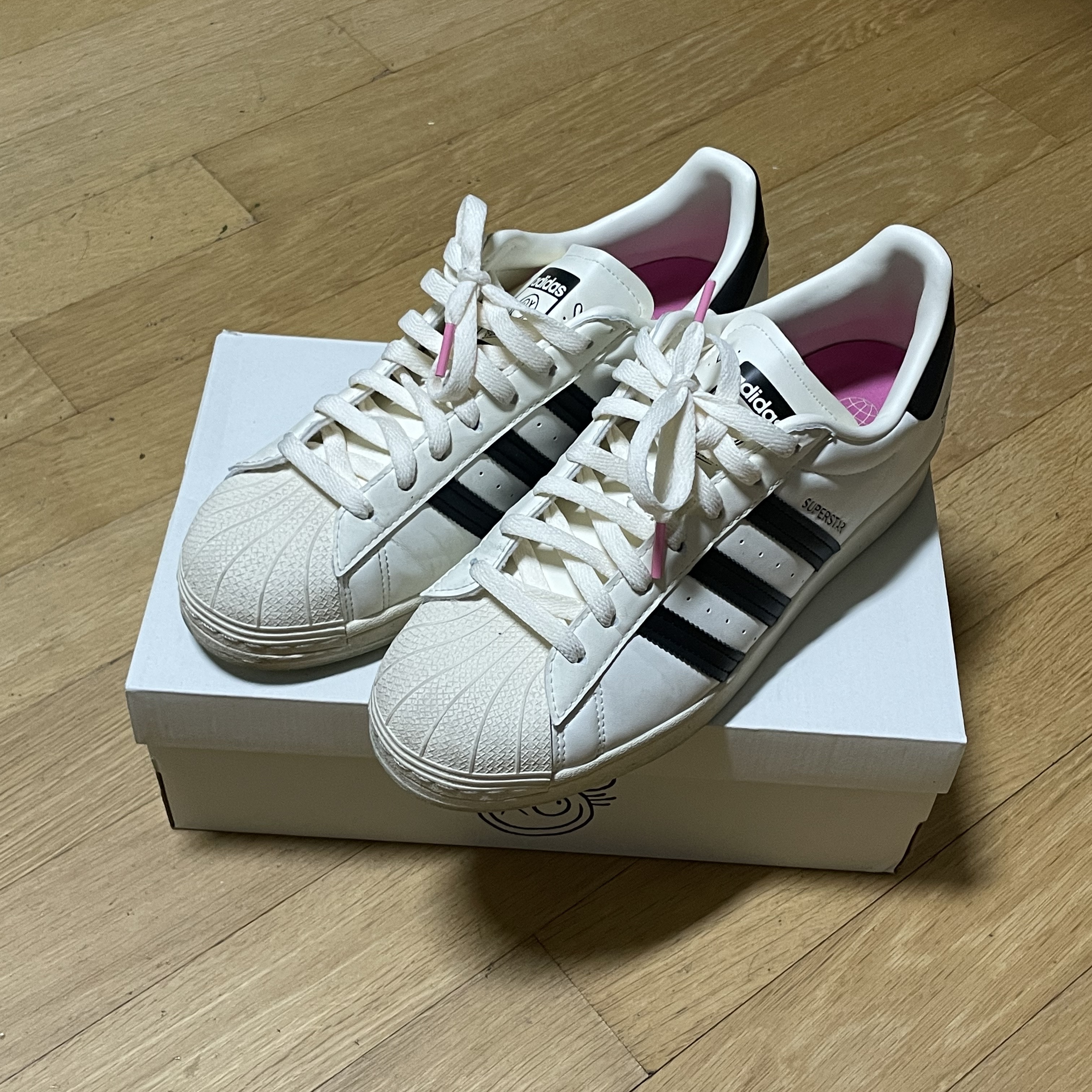 Adidas x Andre Saraiva Superstar Cream White Core Black 착용 스타일