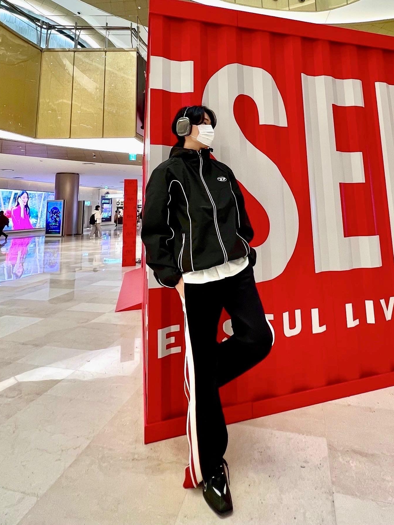 Nike x Martine Rose Shox MR4 Black, Diesel P-Zampock Sweatpants with Side Zip Black 착용 스타일 - 2