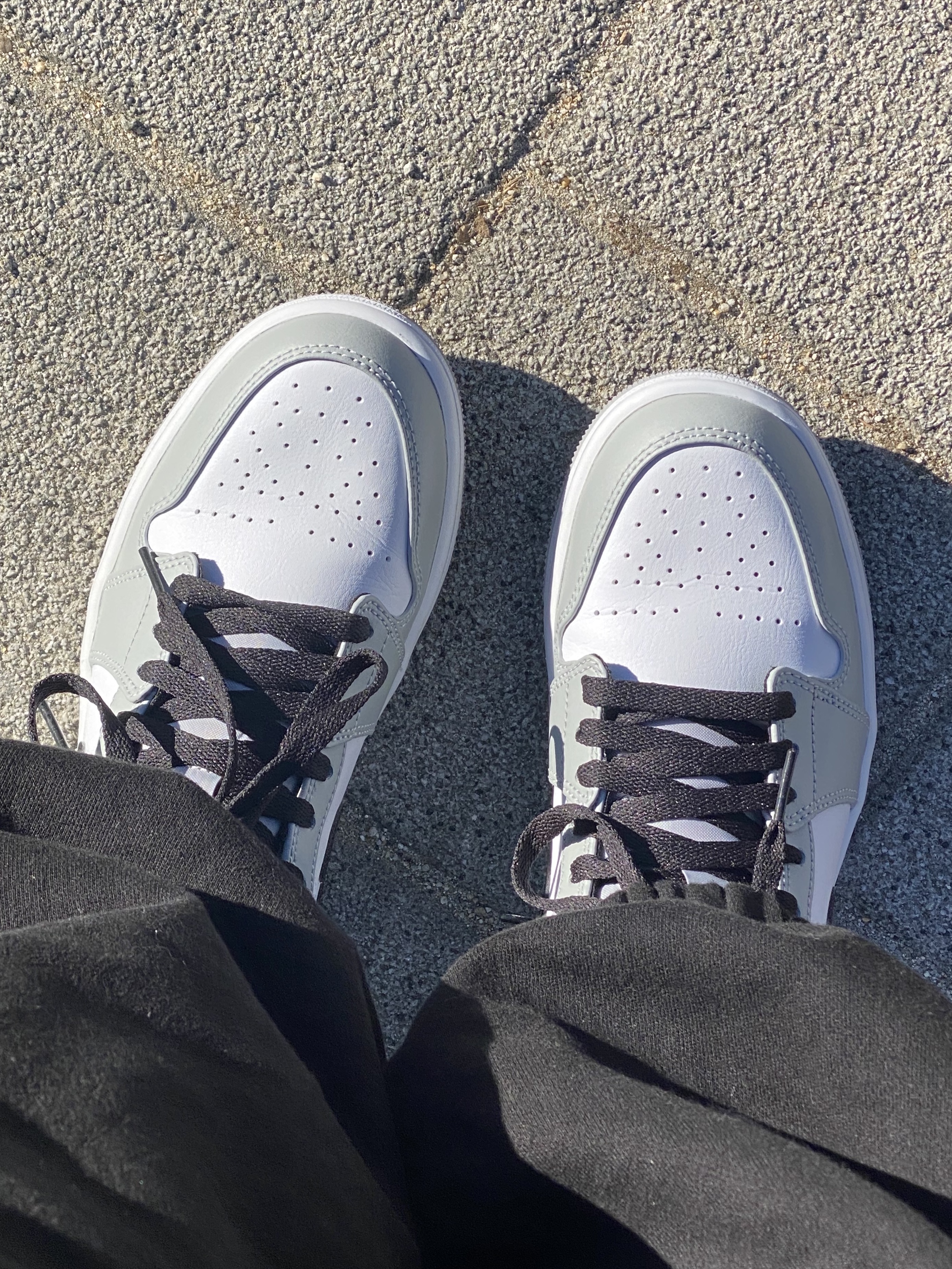 Jordan 1 Mid Light Smoke Grey 착용 스타일 - 2