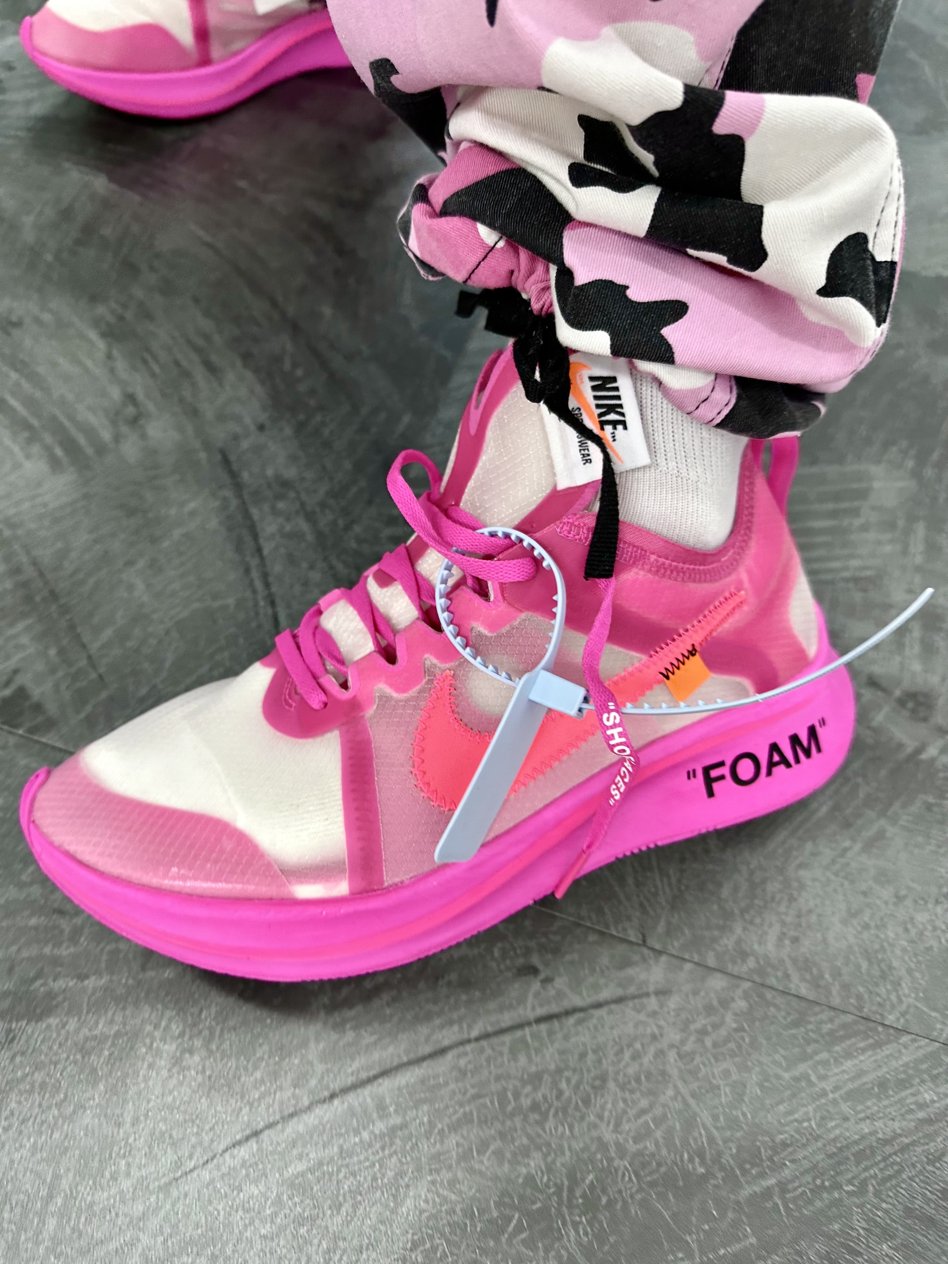 Nike x Off-White Zoom Fly SP Tulip Pink 착용 스타일 - 2