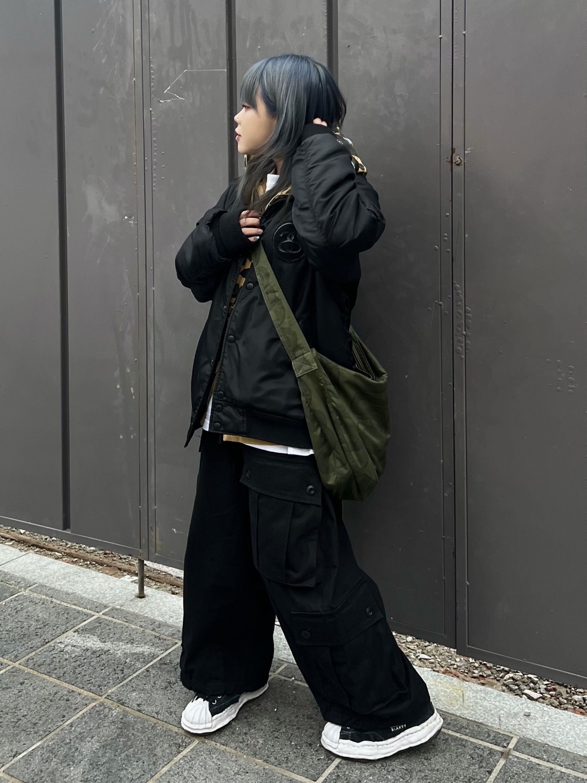 Maison Mihara Yasuhiro Blakey OG Sole Broken Suede Low-top Sneakers Black 착용 스타일 - 3