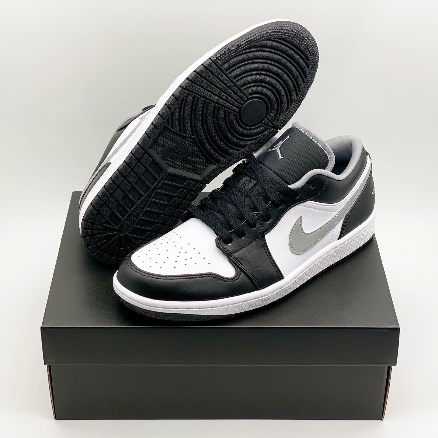 Jordan 1 Low Black Particle Grey 착용 스타일 - 1