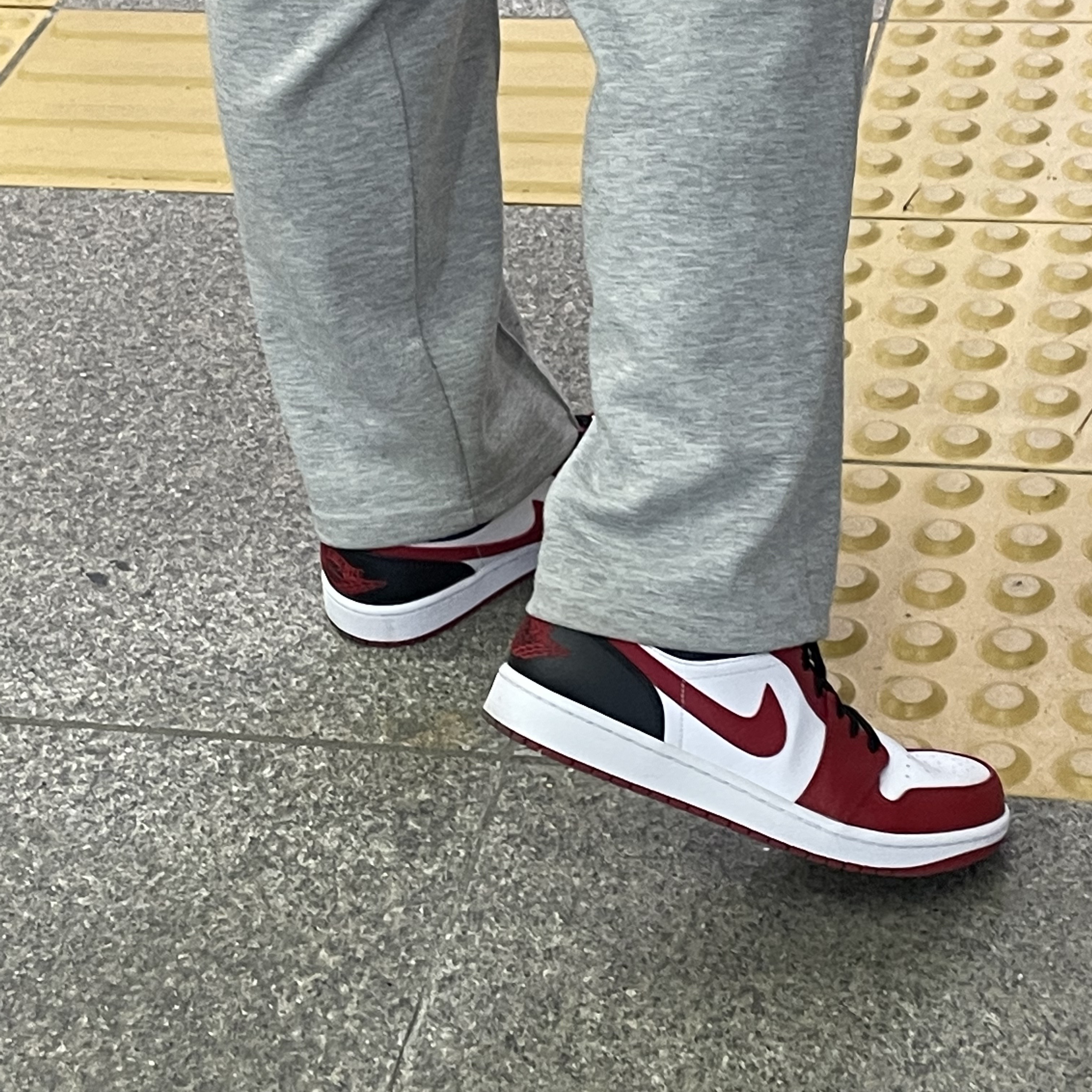 Jordan 1 Low White Gym Red Black 착용 스타일