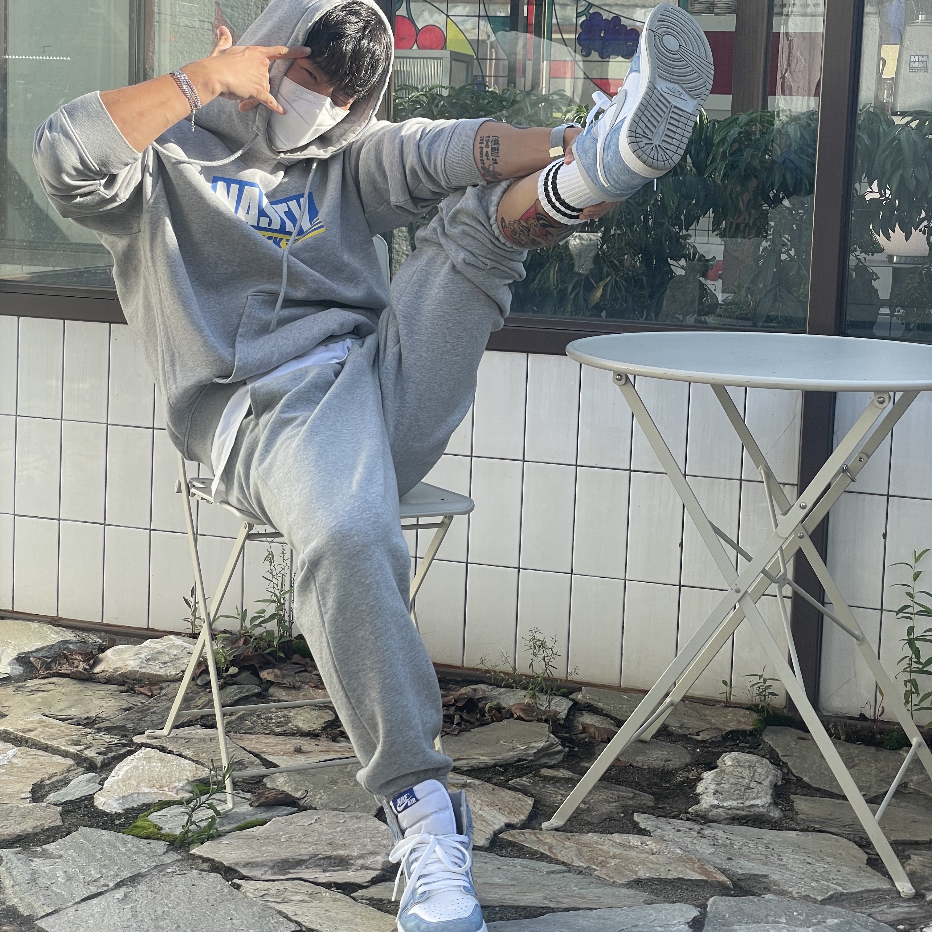 Jordan 1 Retro High OG Hyper Royal 착용 스타일 - 3