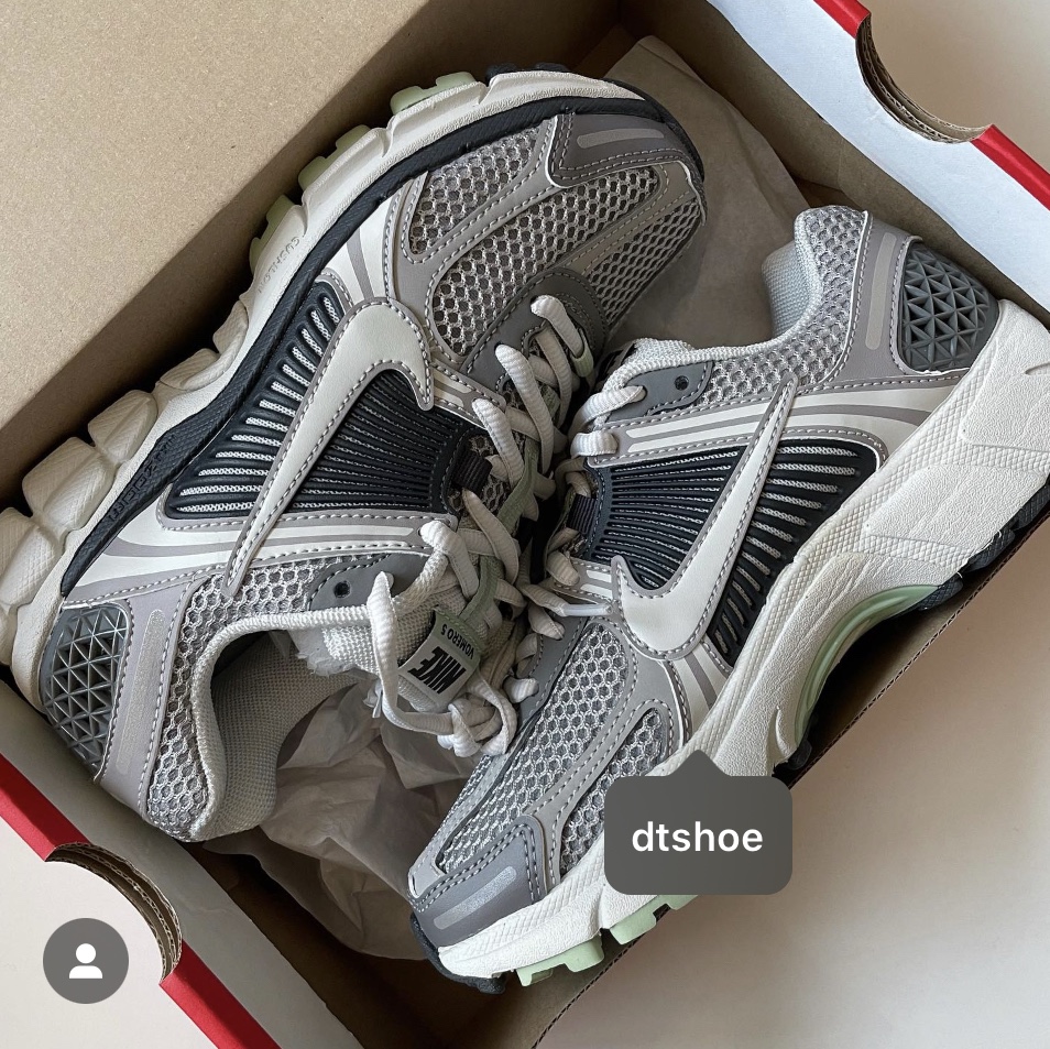 (W) Nike Zoom Vomero 5 Cobblestone and Flat Pewter 착용 스타일